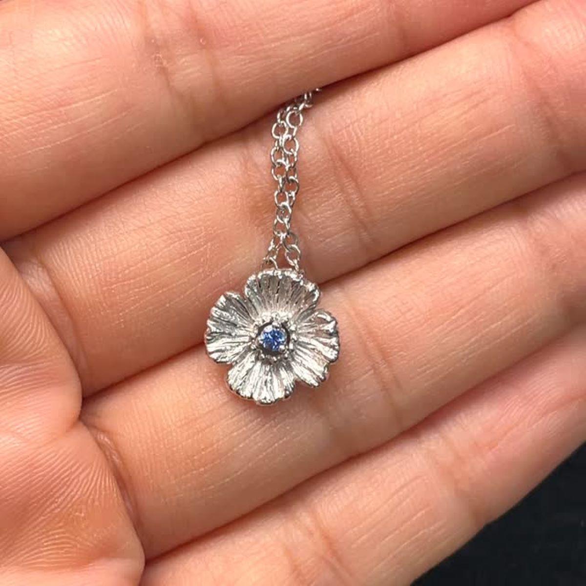 Ciondolo a forma di fiore con zaffiro blu 0,05 carati e catena in oro bianco 18 carati in vendita 2