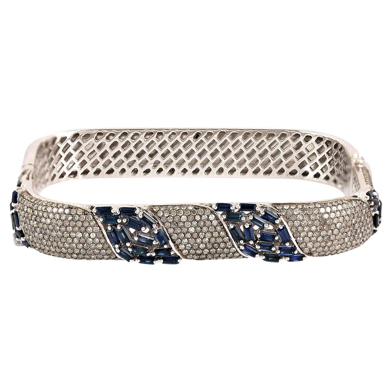 Blaue Saphir-Manschette in Kissenform mit Diamanten aus 18 Karat Gold und Silber im Angebot