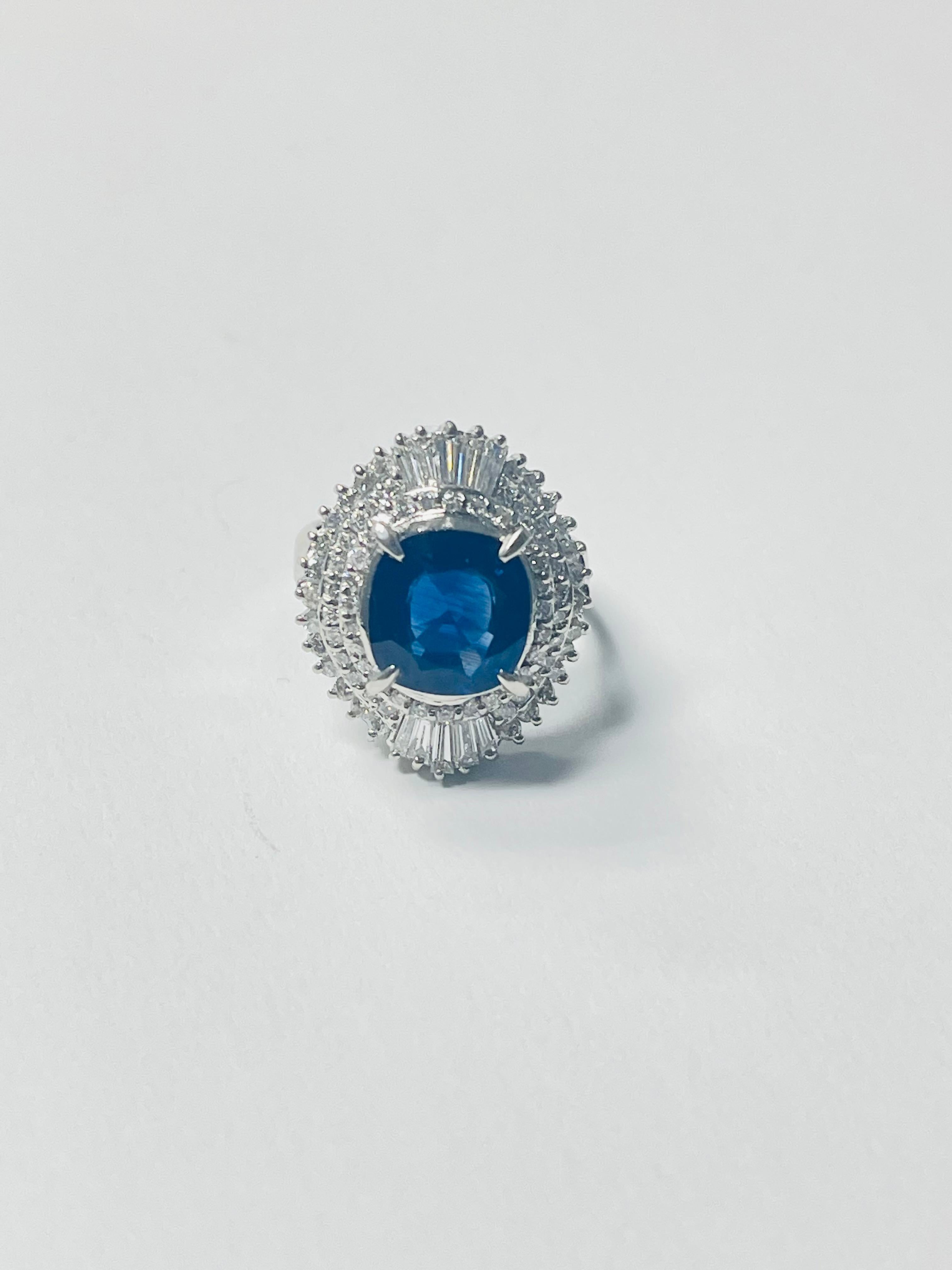 Verlobungsring mit blauem Saphir und Diamant, handgefertigt in Platin. 
Die Details sind wie folgt: 
Gewicht des blauen Saphirs: 3,28 Karat 
Gewicht des Diamanten: 1,06 Karat (Farbe GH und Reinheit VS) 
Metall : Platin 
Abmessungen: 9,2 mm x 8,9 mm