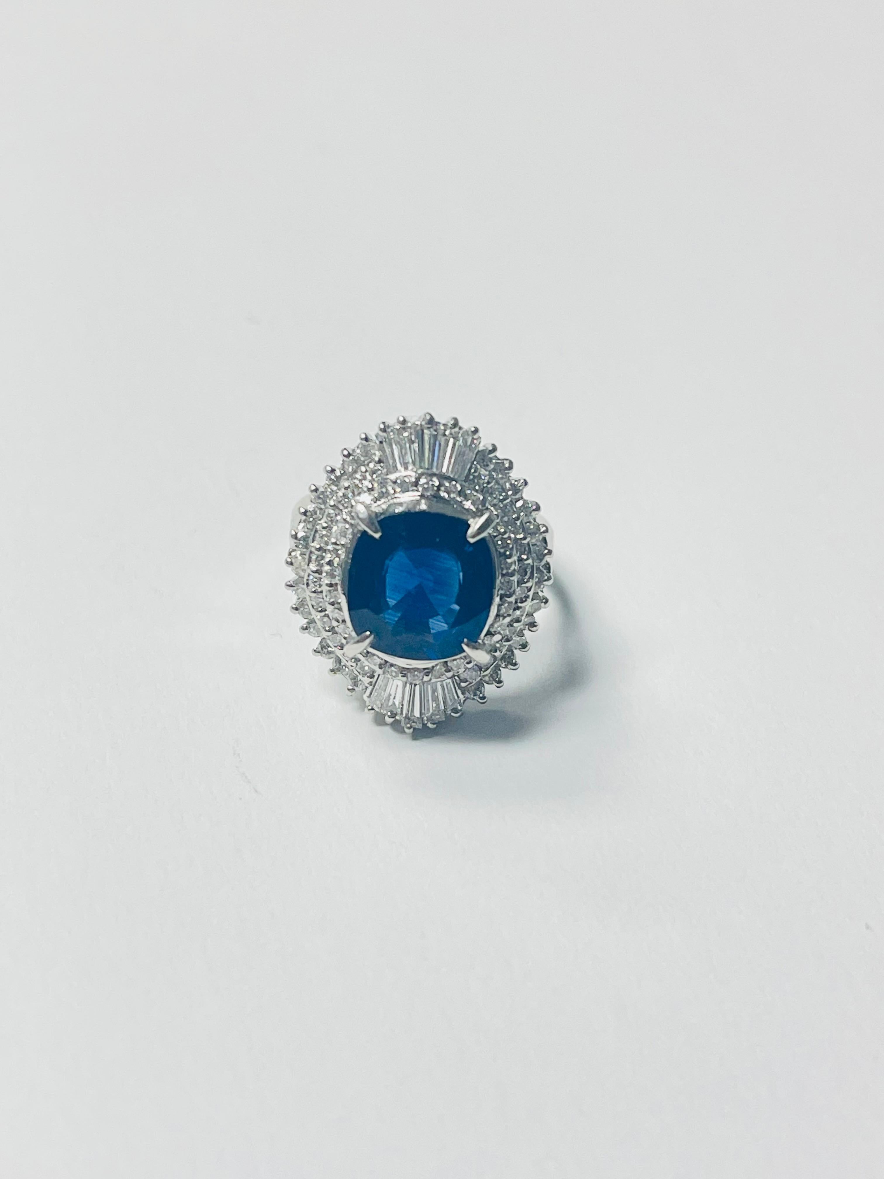 Verlobungsring mit blauem Saphir und Diamant aus Platin.  (Kissenschliff) im Angebot