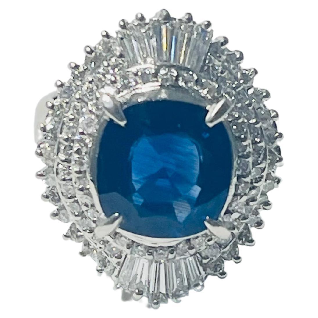 Verlobungsring mit blauem Saphir und Diamant aus Platin. 