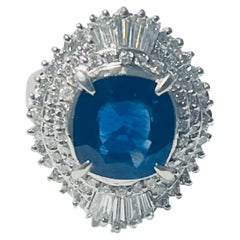 Bague de fiançailles en platine avec saphir bleu en coussin et diamant. 