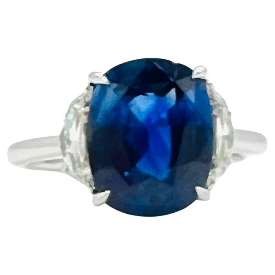 Bague à 3 pierres en or blanc 18 carats, saphir bleu, coussin et diamant Cadillac