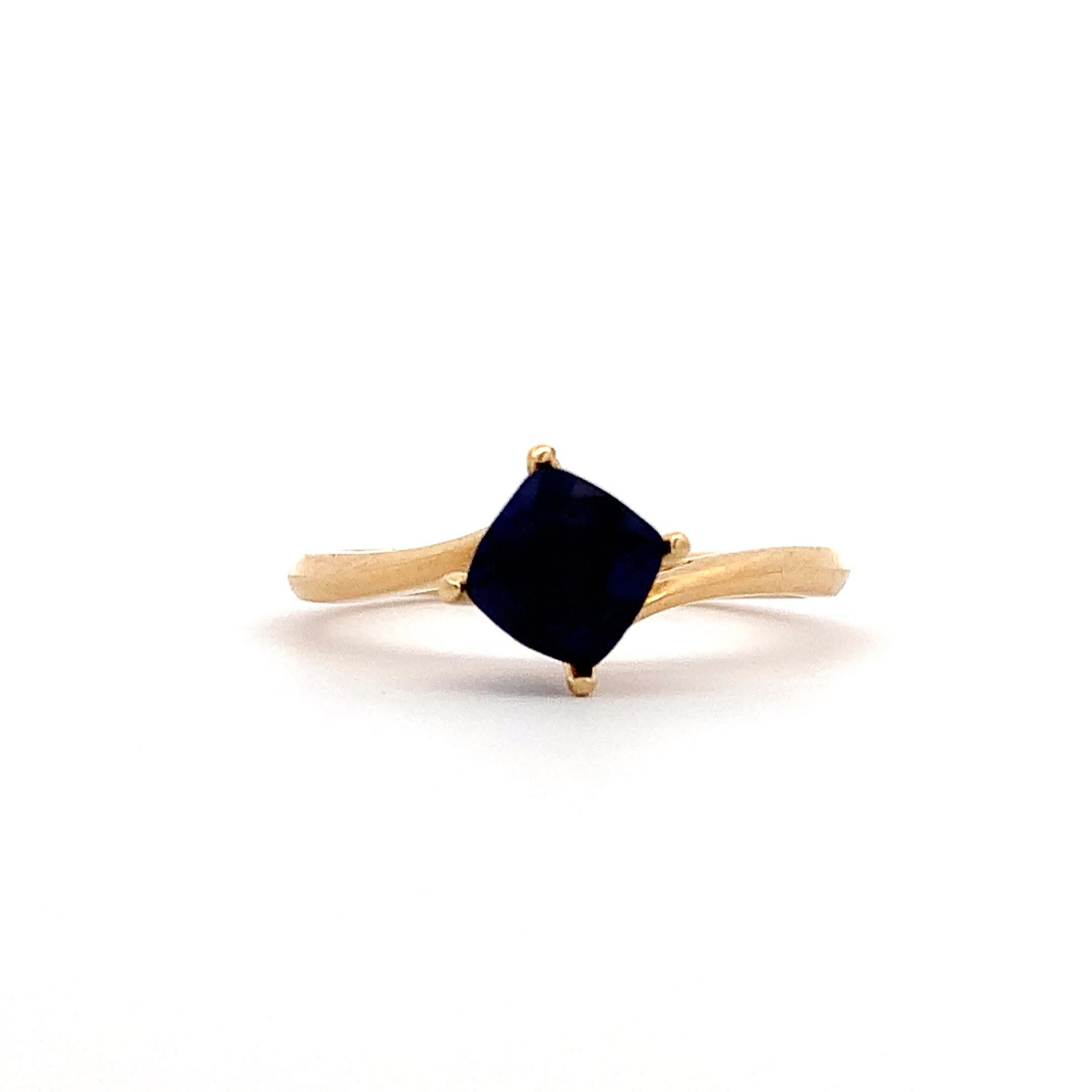 Blauer Saphir Solitär Verlobungsring mit Kissenschliff 18k Gelbgold im Zustand „Neu“ im Angebot in London, GB