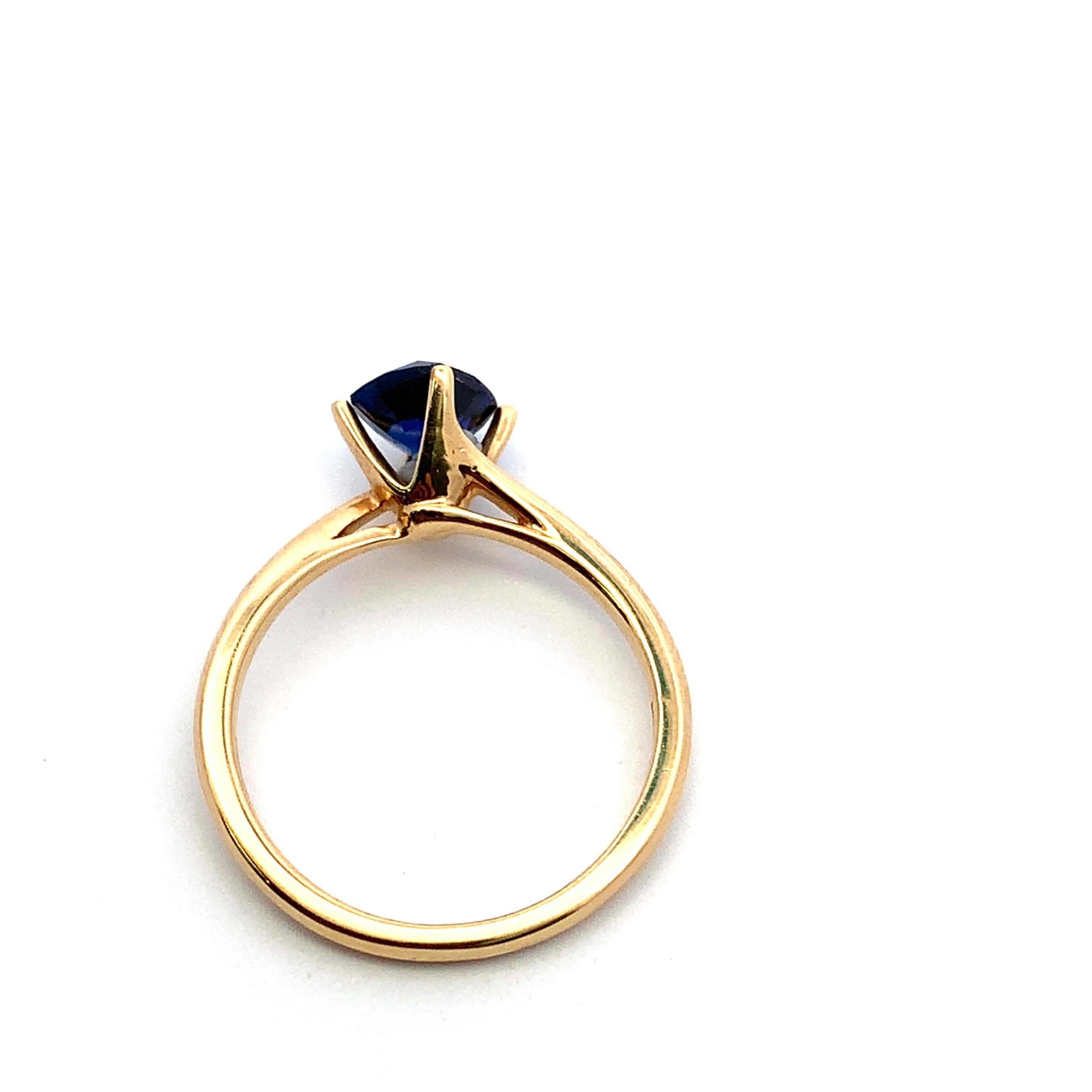 Blauer Saphir Solitär Verlobungsring mit Kissenschliff 18k Gelbgold für Damen oder Herren im Angebot