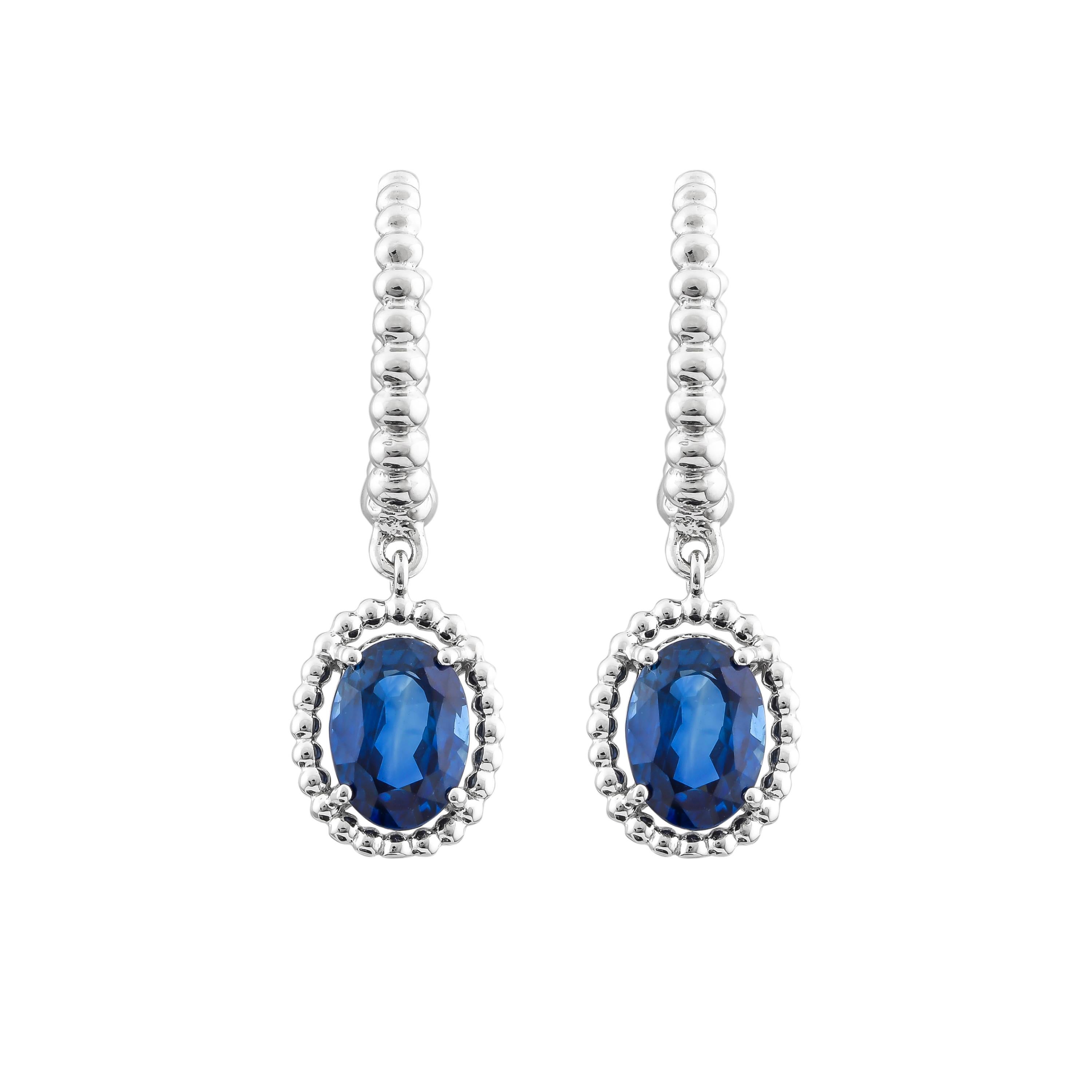 Sunita Nahata Blauer Saphir 2.04ct. Ohrhänger aus 18 Karat Weißgold. (Ovalschliff) im Angebot