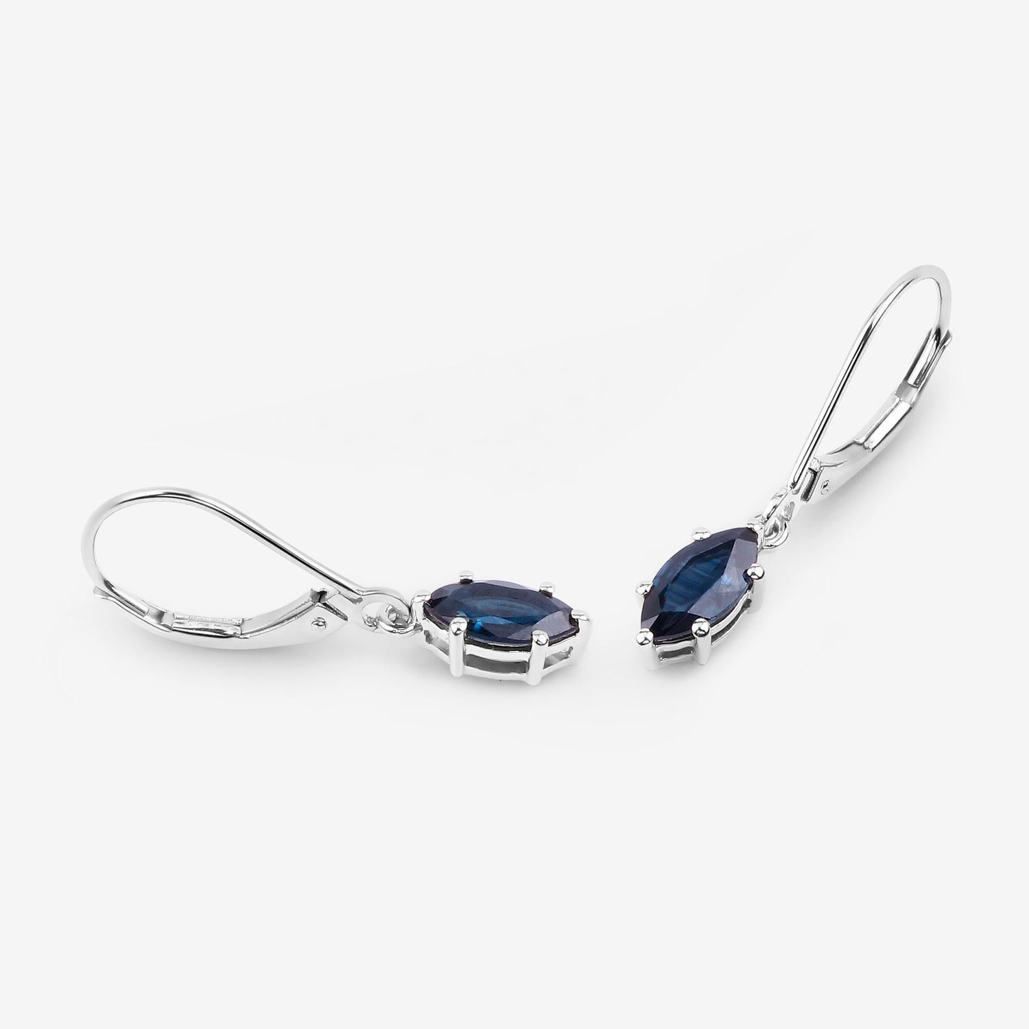 Boucles d'oreilles pendantes saphir bleu 1.18 carats or blanc 10K Excellent état - En vente à Punta Gorda, FL