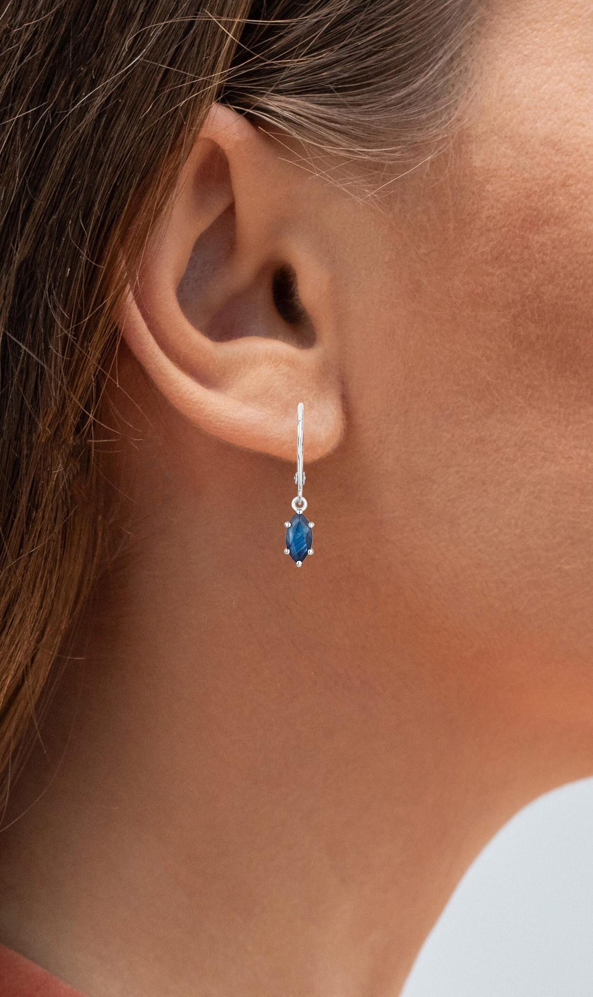 Boucles d'oreilles pendantes saphir bleu 1.18 carats or blanc 10K en vente 1
