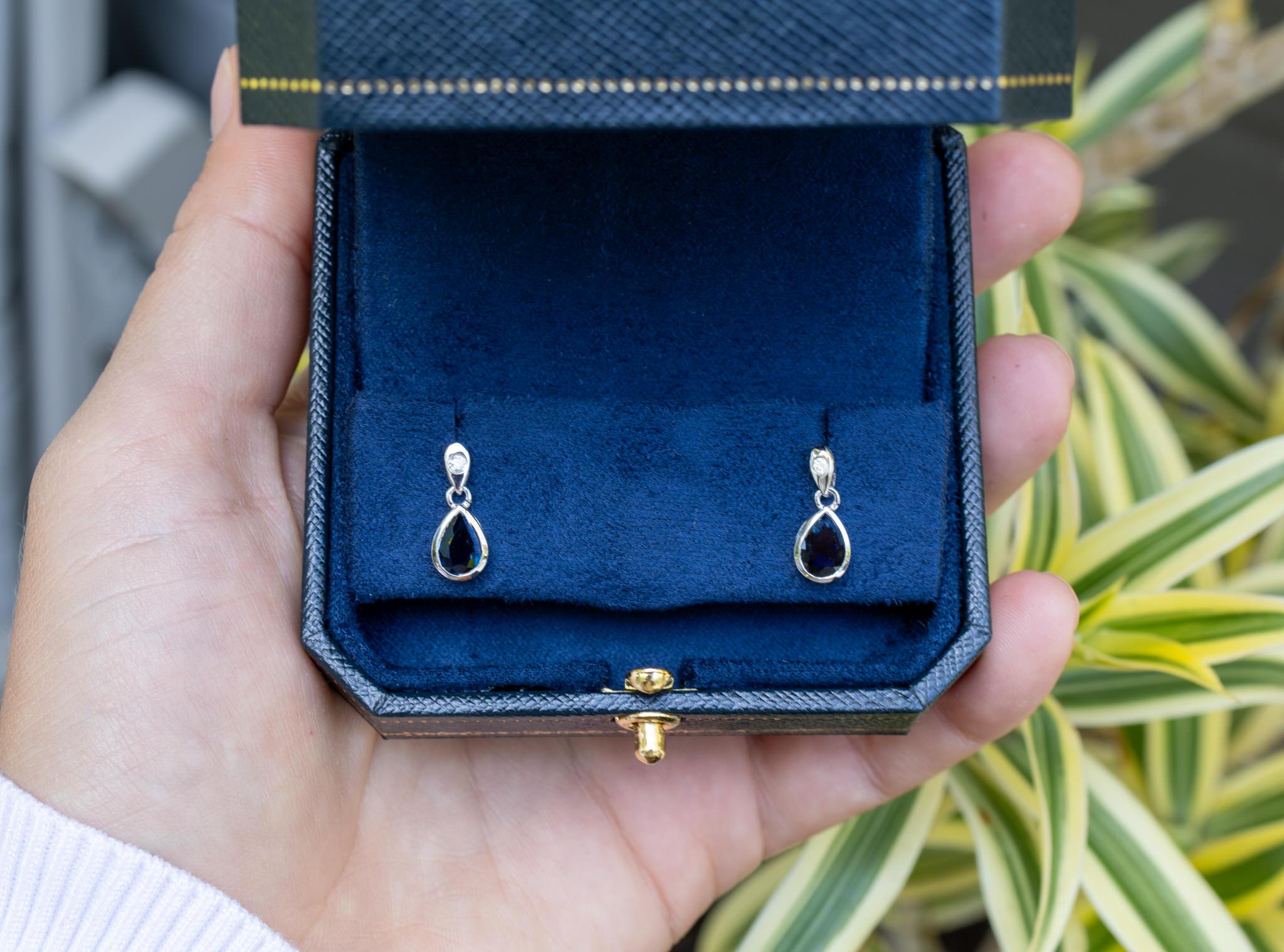 Contemporaneo Orecchini pendenti con zaffiro blu Diamanti 1,64 carati Oro bianco 10K in vendita