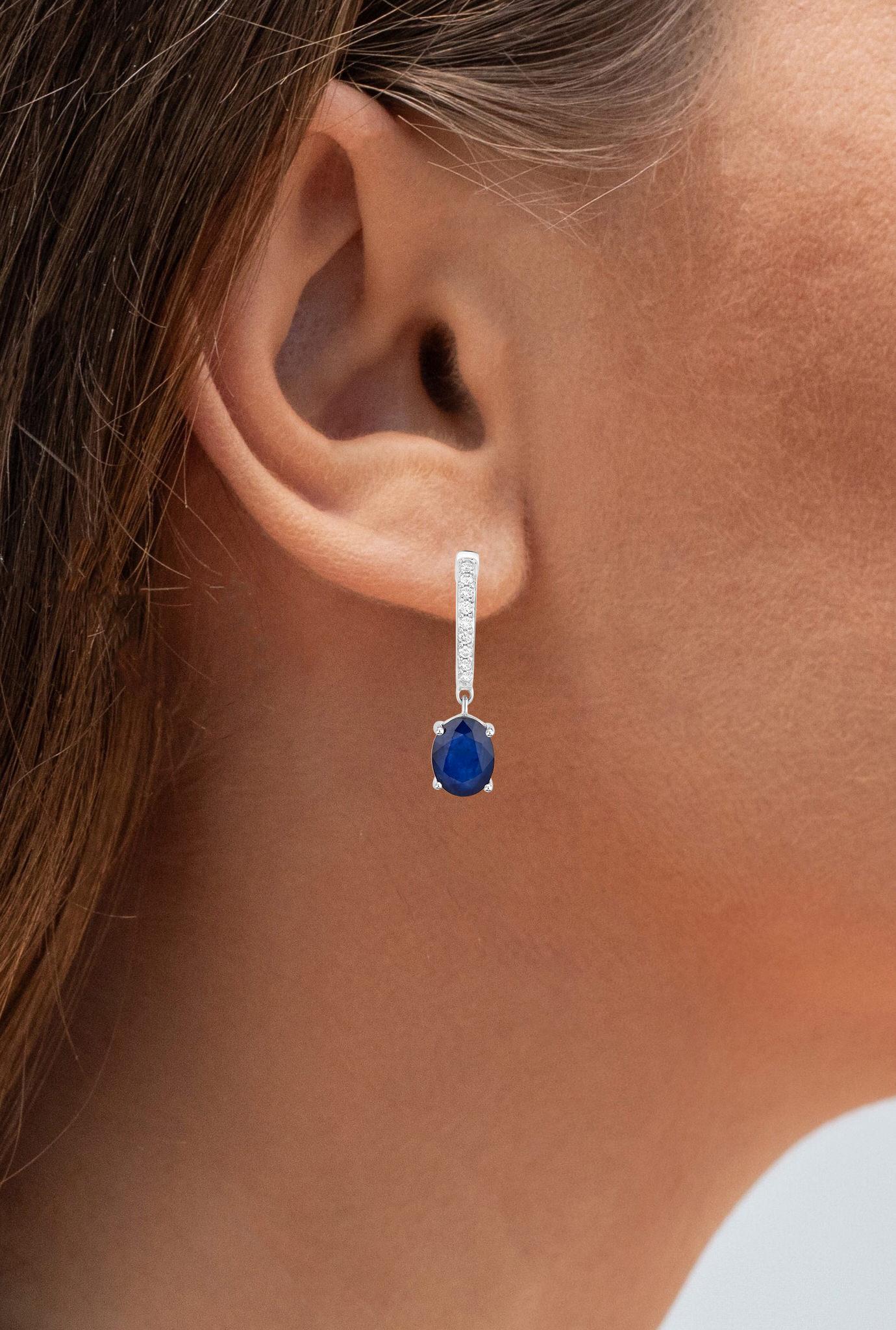 Taille ovale Boucles d'oreilles pendantes saphir bleu Diamants 3,2 carats Or blanc 14K en vente