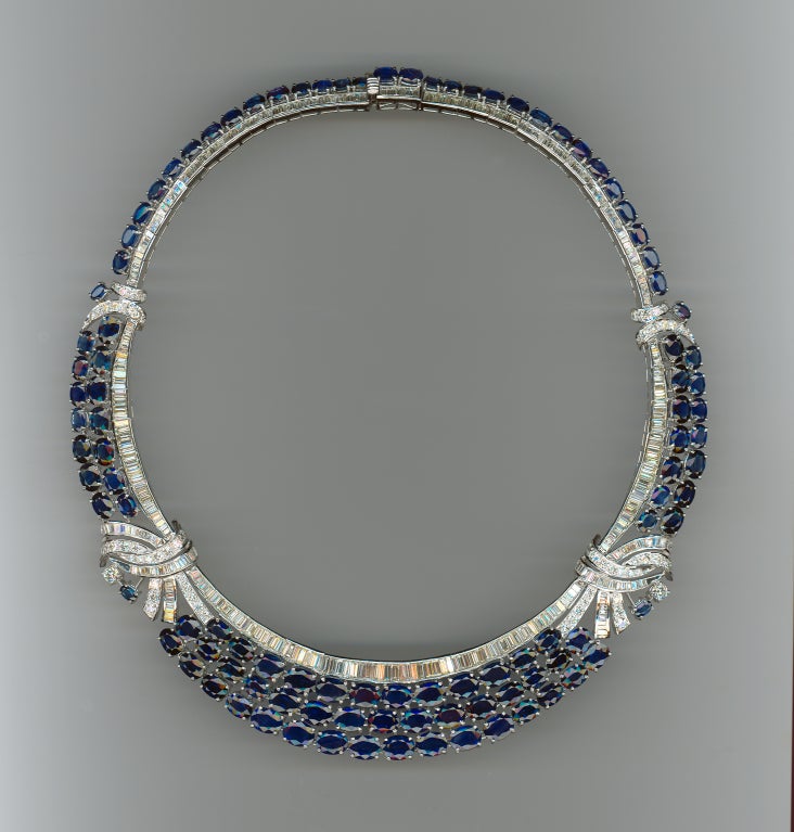 Set with 105 blue sapphires of 100,01 carats, 68 brilliant-cut diamonds and 360 baguette-cut diamonds with a total weight of circa 17,64 carats. Mounted in 18K white gold. Weight 129,2 grams. Diameter: 6.42 in ( 16,3 cm )