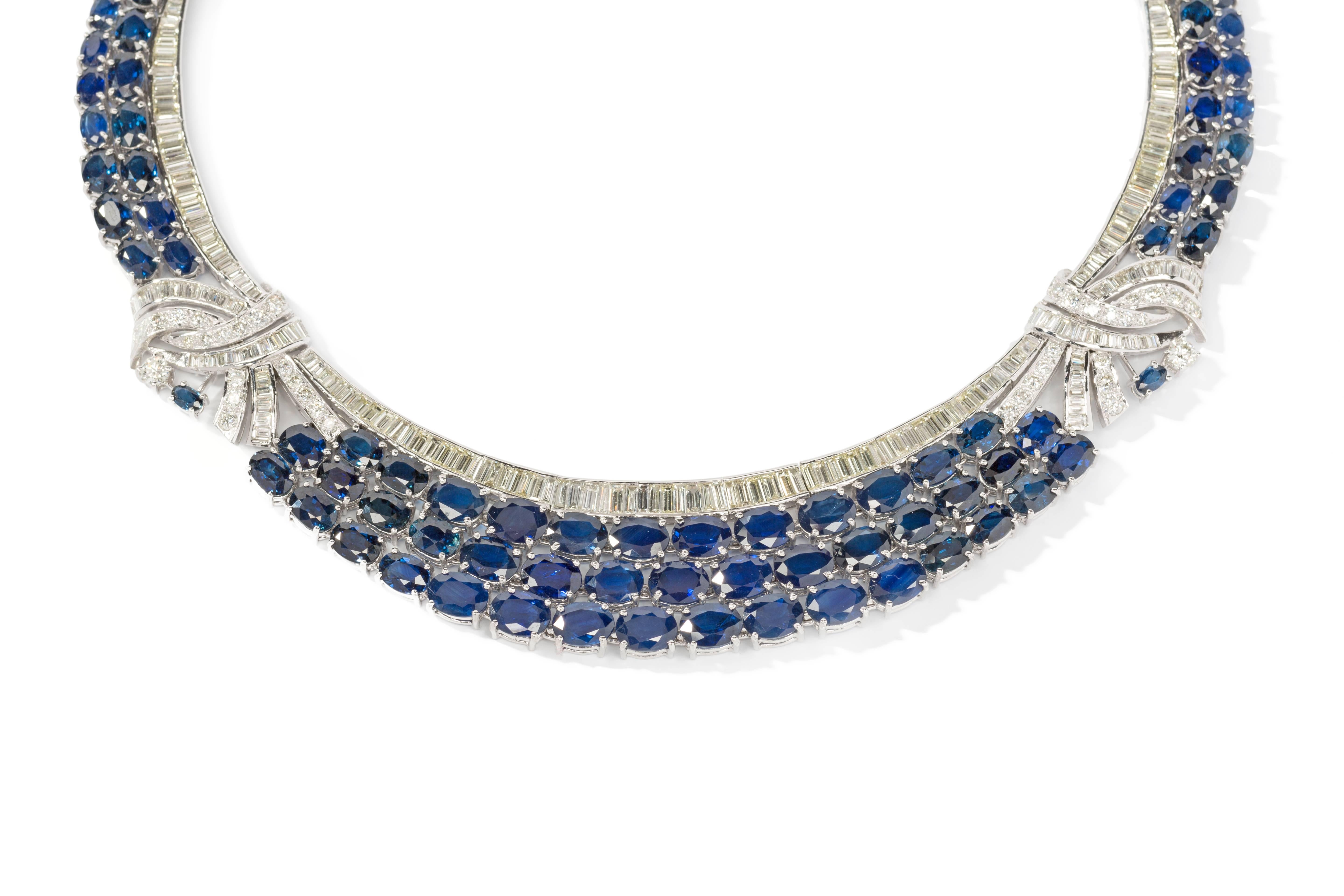 Taille baguette Collier en or 18 carats avec saphir bleu et diamant en vente
