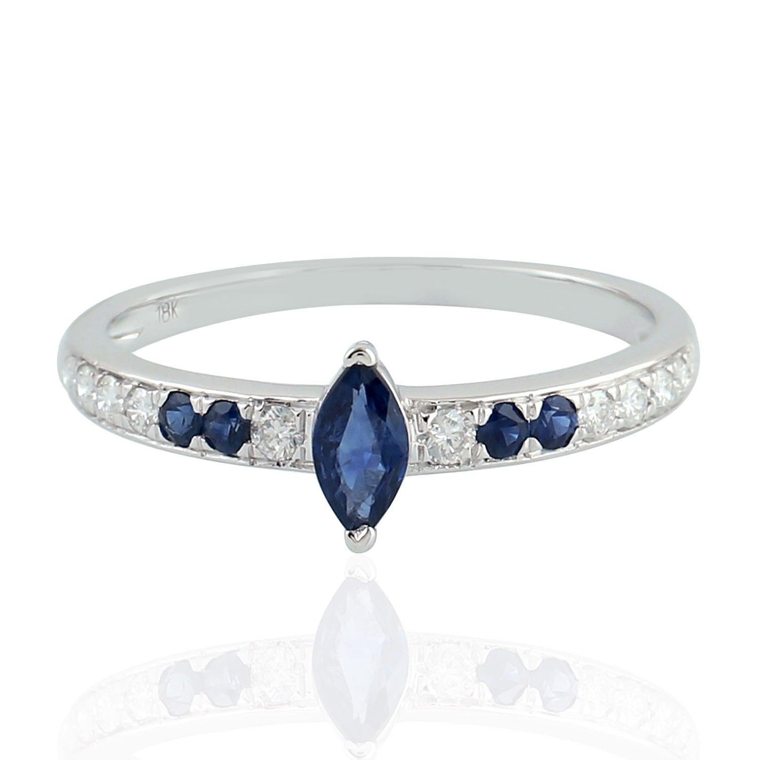 Im Angebot: Memoryring mit blauem Saphir und Diamant aus 18 Karat Gold () 3