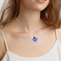 Collier pendentif fleur en or blanc 18 carats avec saphir bleu et diamants