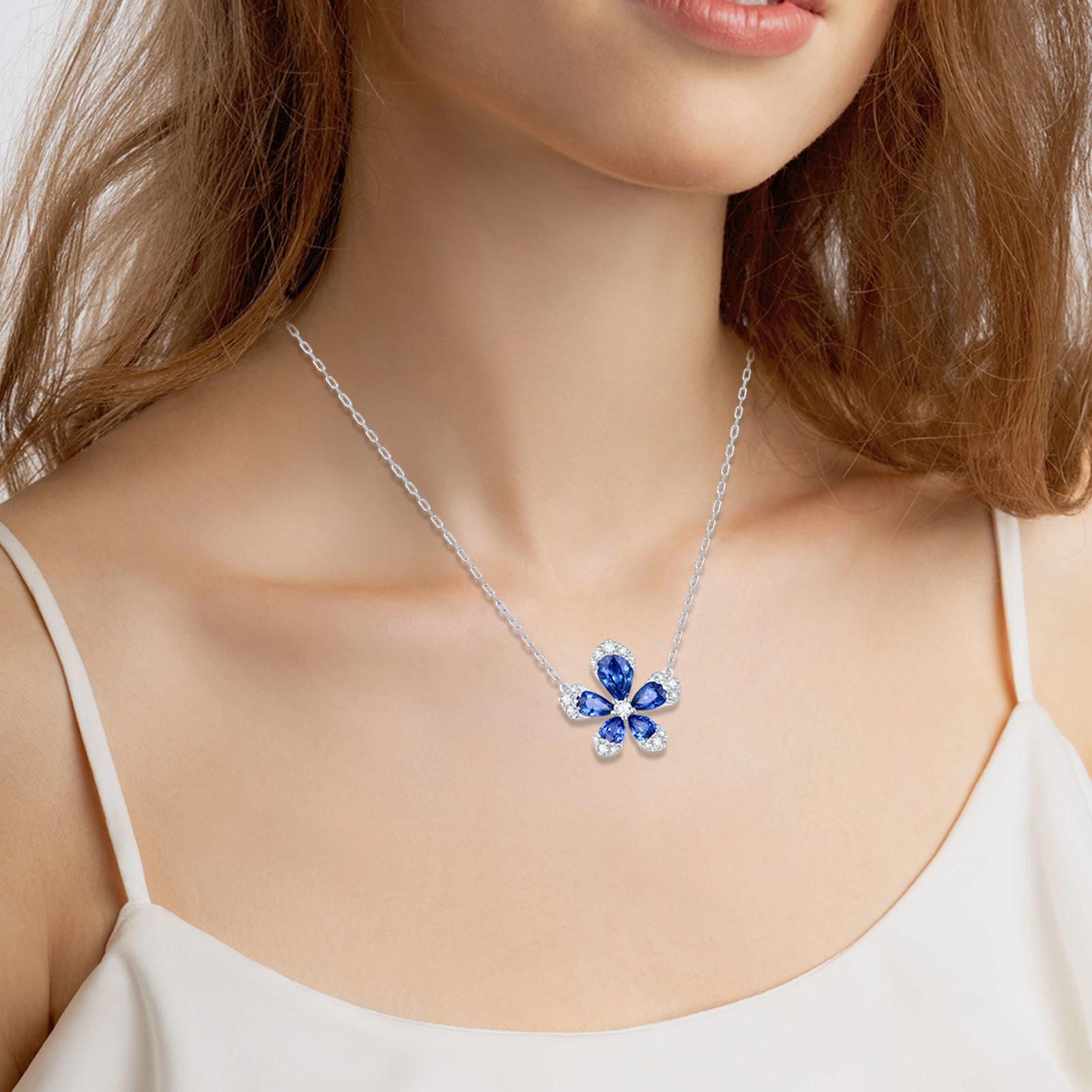 Halskette mit Blumenanhänger aus 18 Karat Weißgold mit blauem Saphir und Diamant (Gemischter Schliff) im Angebot