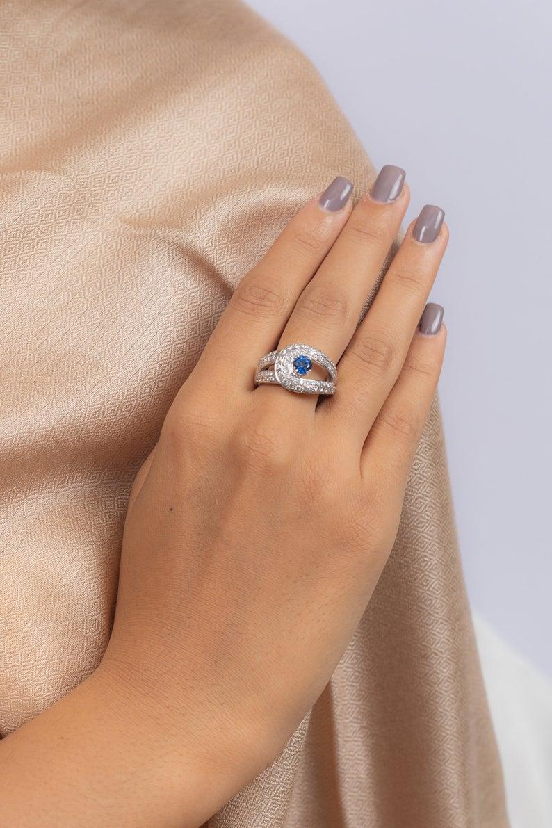 Ring aus 14 Karat Weißgold mit blauem Saphir und Diamant (Gemischter Schliff) im Angebot