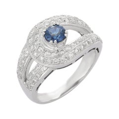 Bague en or blanc 14 carats avec saphir bleu et diamants