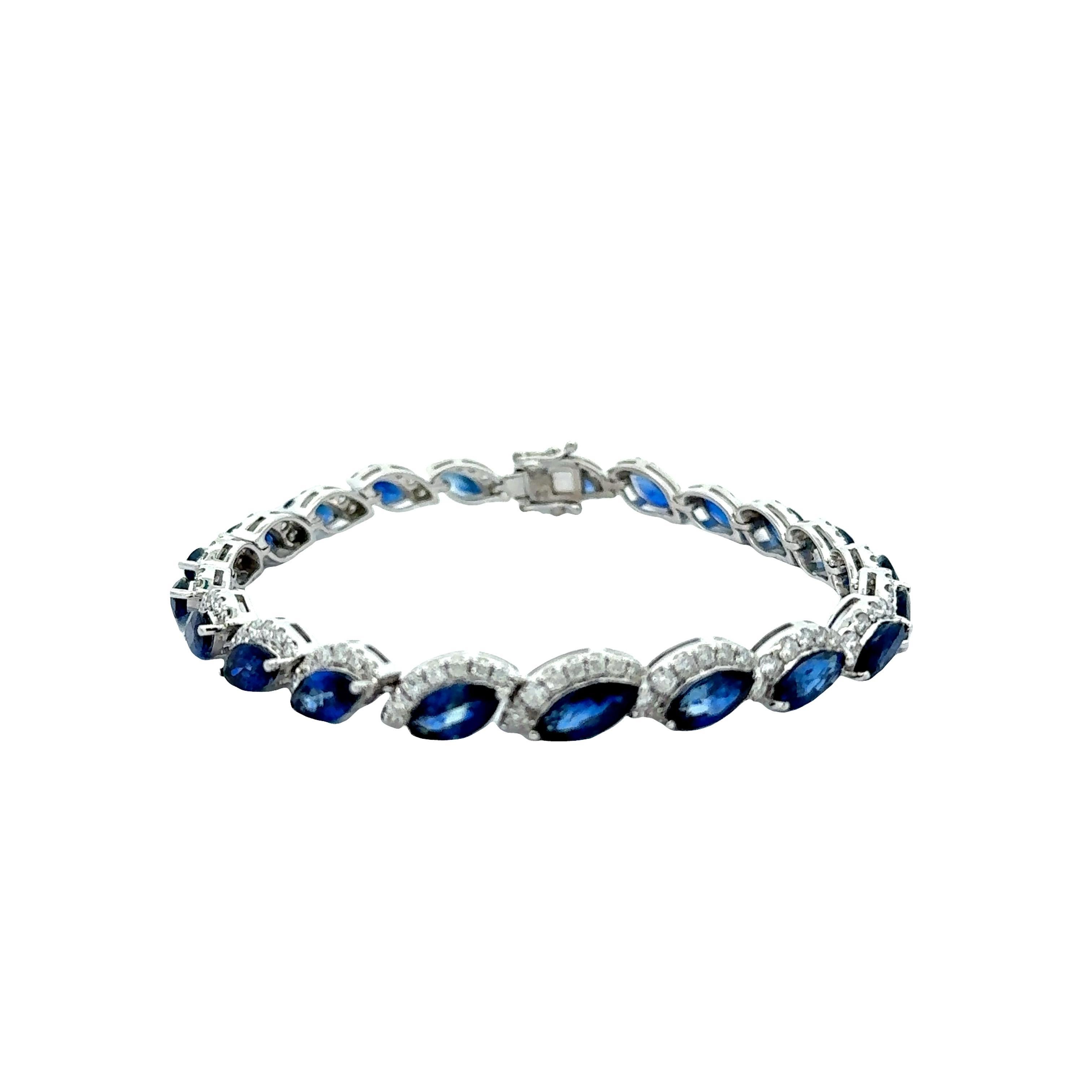 Ce bracelet de tennis contemporain est orné de saphirs bleus. Les saphirs, d'un poids de 13,17 carats, sont taillés en marquise, ce qui leur confère une apparence élégante et allongée. Les saphirs sont rehaussés de diamants blancs de taille ronde,