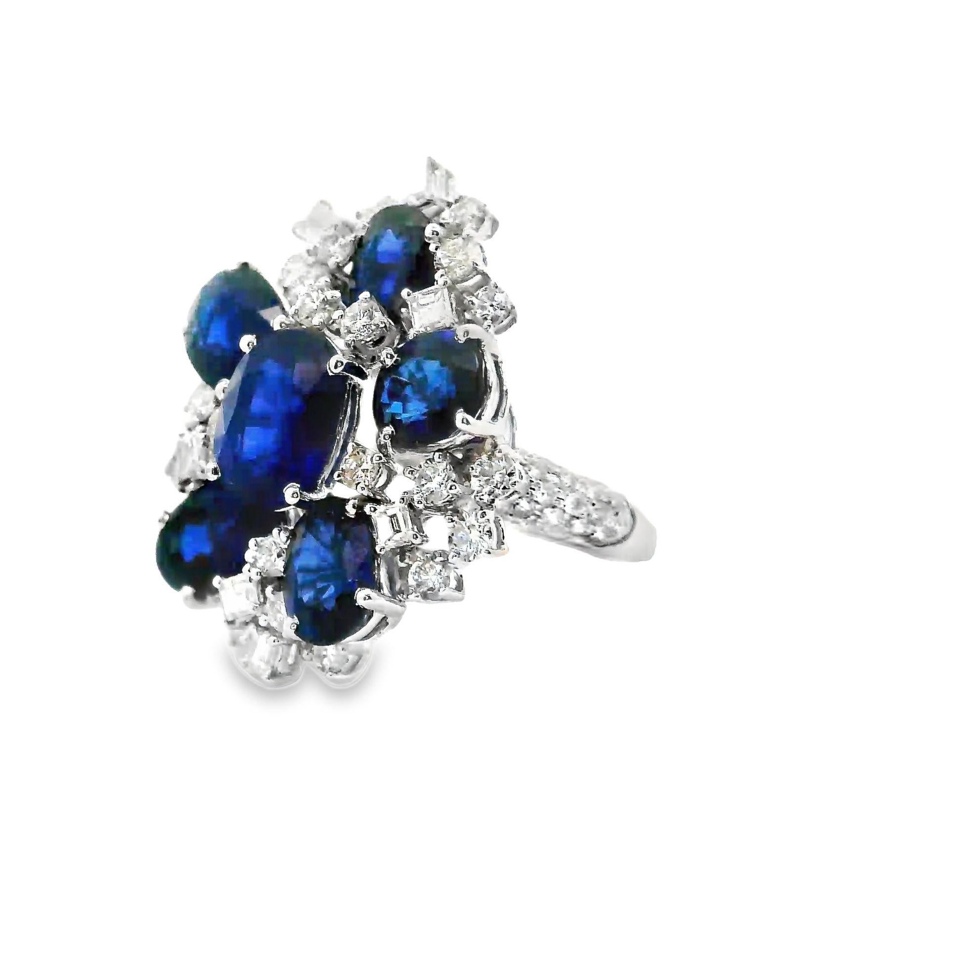 Eine Explosion von Farbe und Brillanz! In diesem feinen Clusterring sind 6 ovale Saphire mit schillernden Diamanten im Quadrat- und Rundbrillantschliff kombiniert. Die Saphire wiegen insgesamt 8,30 Karat und haben eine satte, lebhafte, samtig blaue
