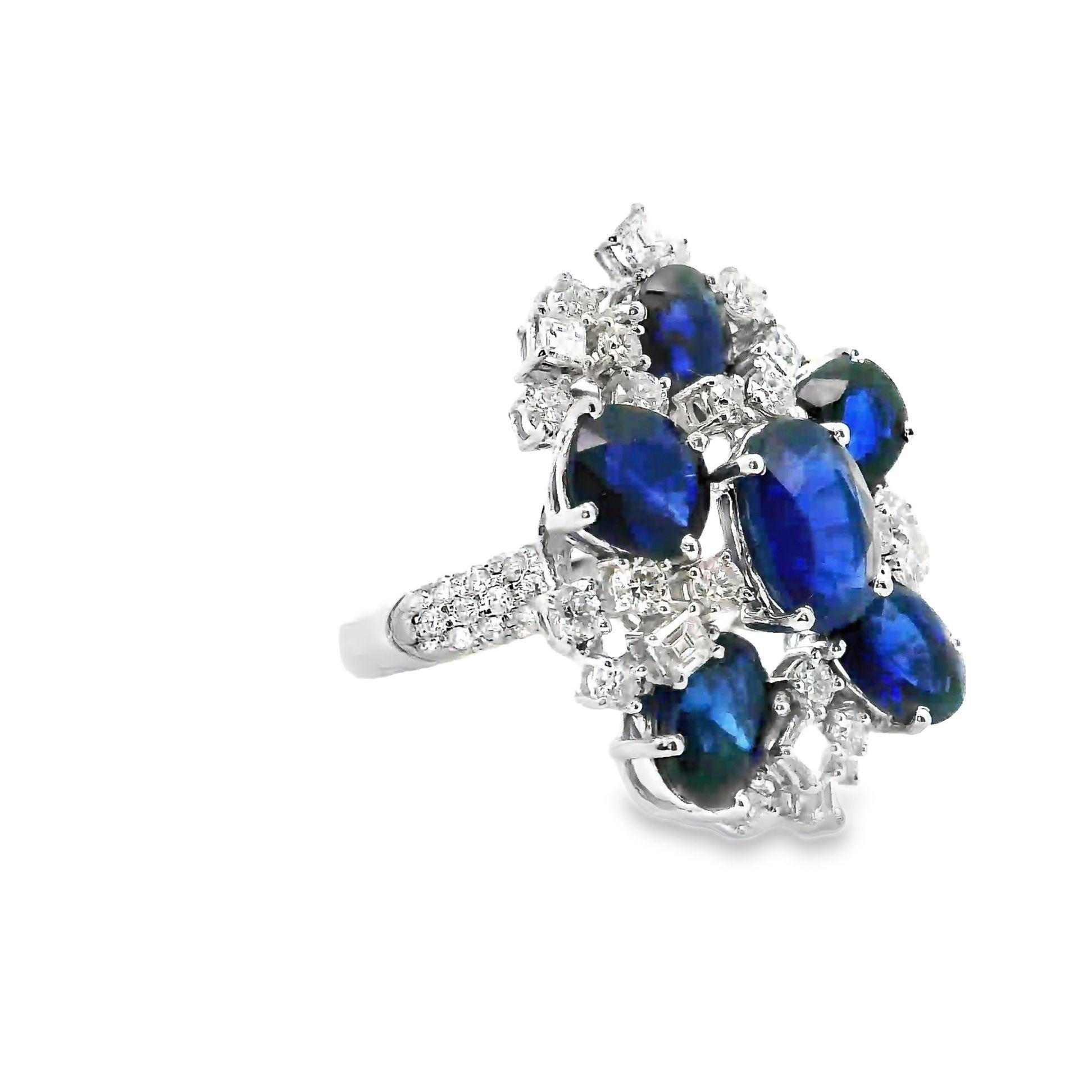 18 Karat Weißgold Cluster-Ring mit blauem Saphir und Diamant (Zeitgenössisch) im Angebot