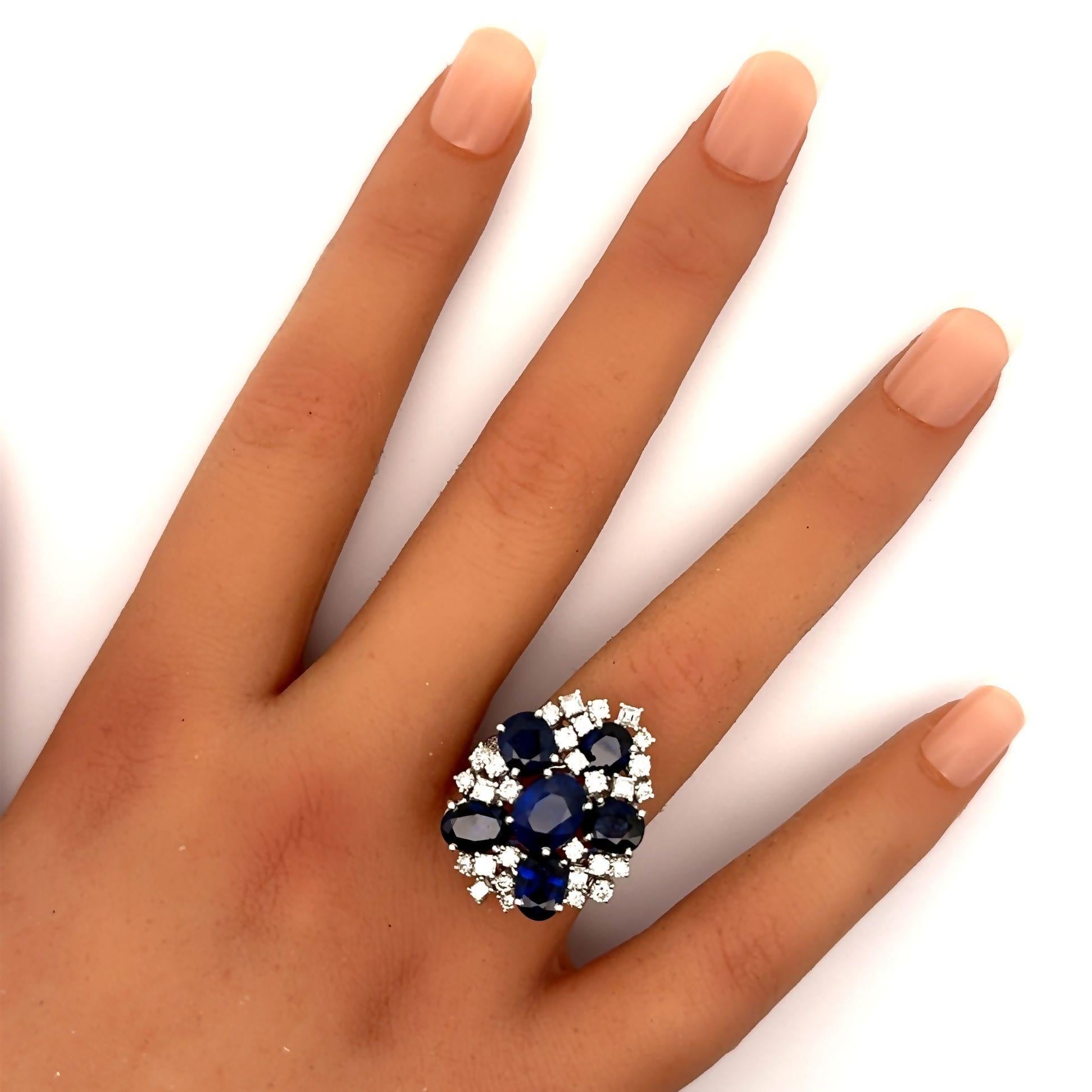 18 Karat Weißgold Cluster-Ring mit blauem Saphir und Diamant (Ovalschliff) im Angebot