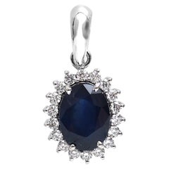 Collana con ciondolo ovale in oro bianco 18 carati con zaffiro blu da 1,73 carati e diamanti