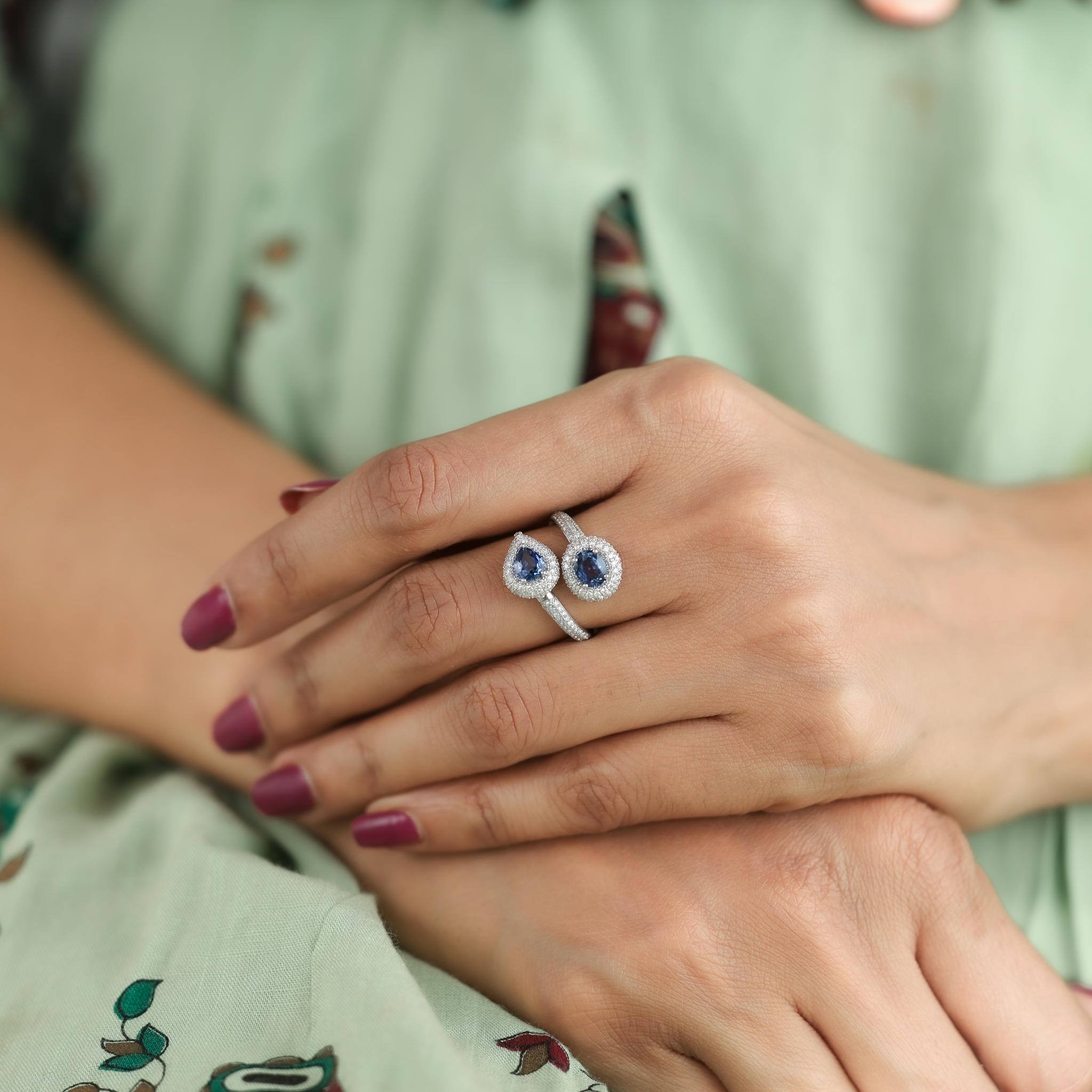 Bague de fiançailles cocktail réglable en saphir bleu et diamant, taille ovale et poire

Disponible en or blanc 18k.

Le même design peut être réalisé avec d'autres pierres précieuses sur demande.

Détails du produit :

- Or massif

- Diamant -