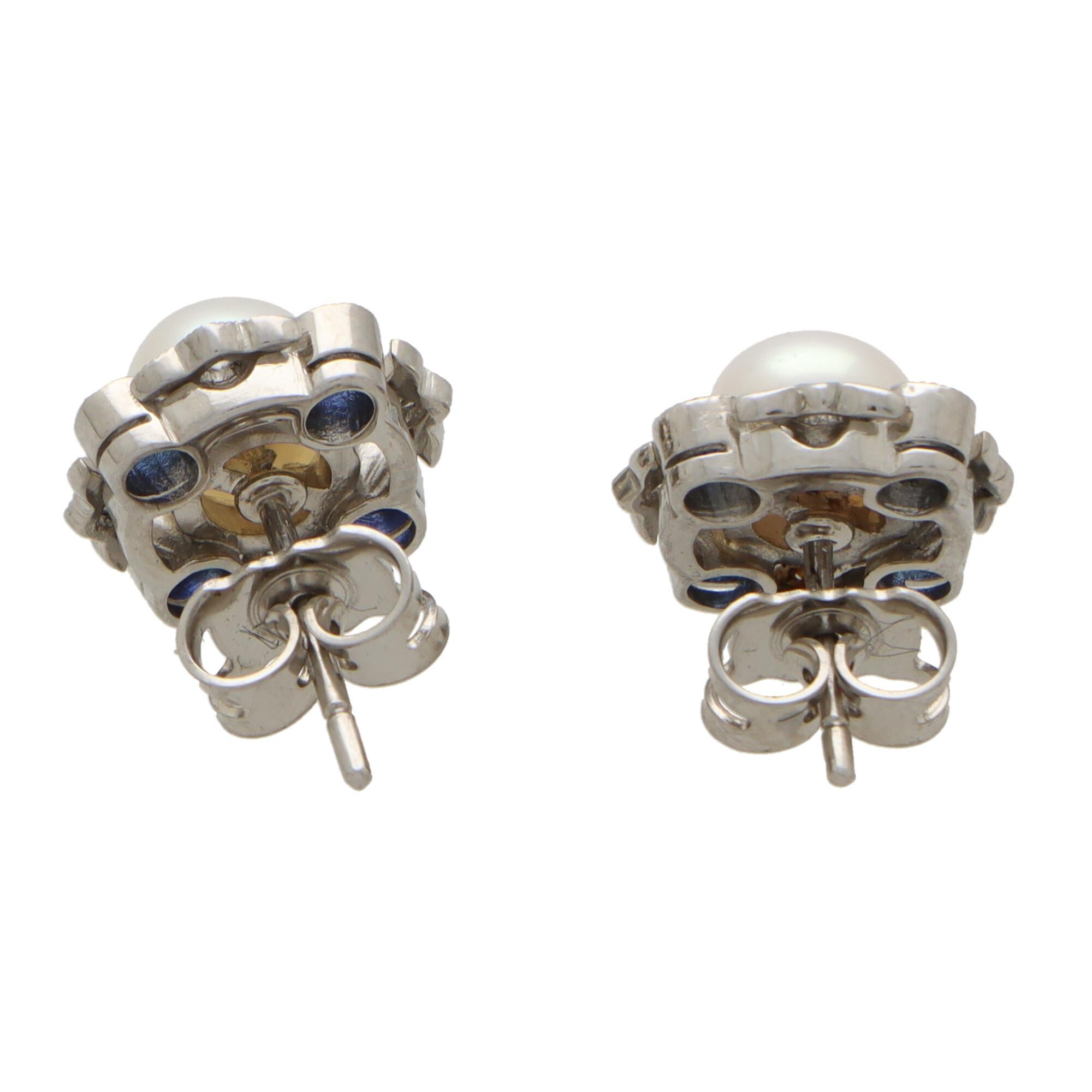 Blauer blauer Saphir, Diamant und Perle Cluster-Ohrstecker aus 18k Weißgold 1