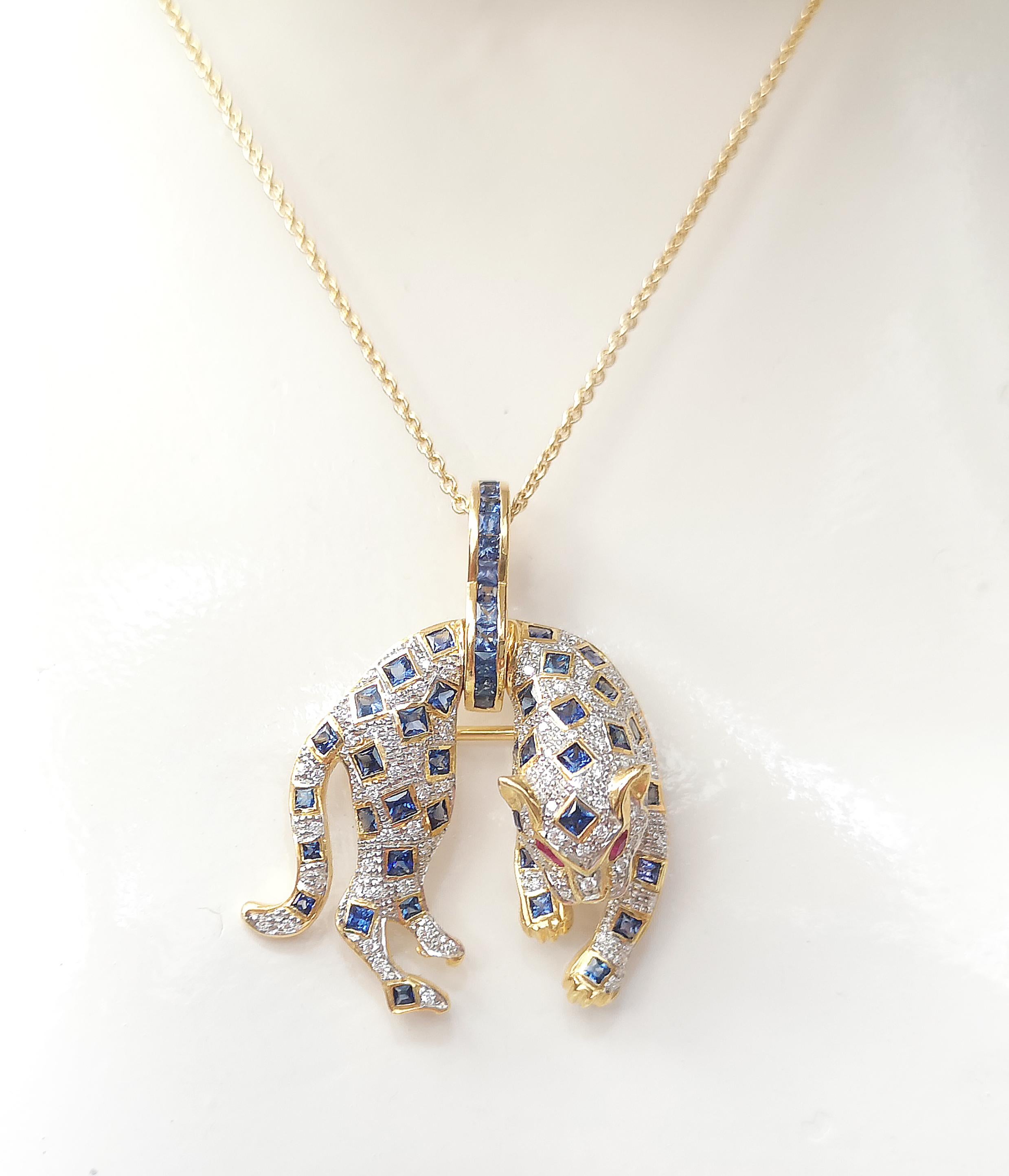 Blauer Saphir 2,40 Karat mit Diamant 0,35 Karat und Rubin 0,18 Karat Panther Brosche/Anhänger in 18 Karat Goldfassung
(Kette nicht enthalten)

Breite: 3.0 cm
Länge: 4.0 cm 

