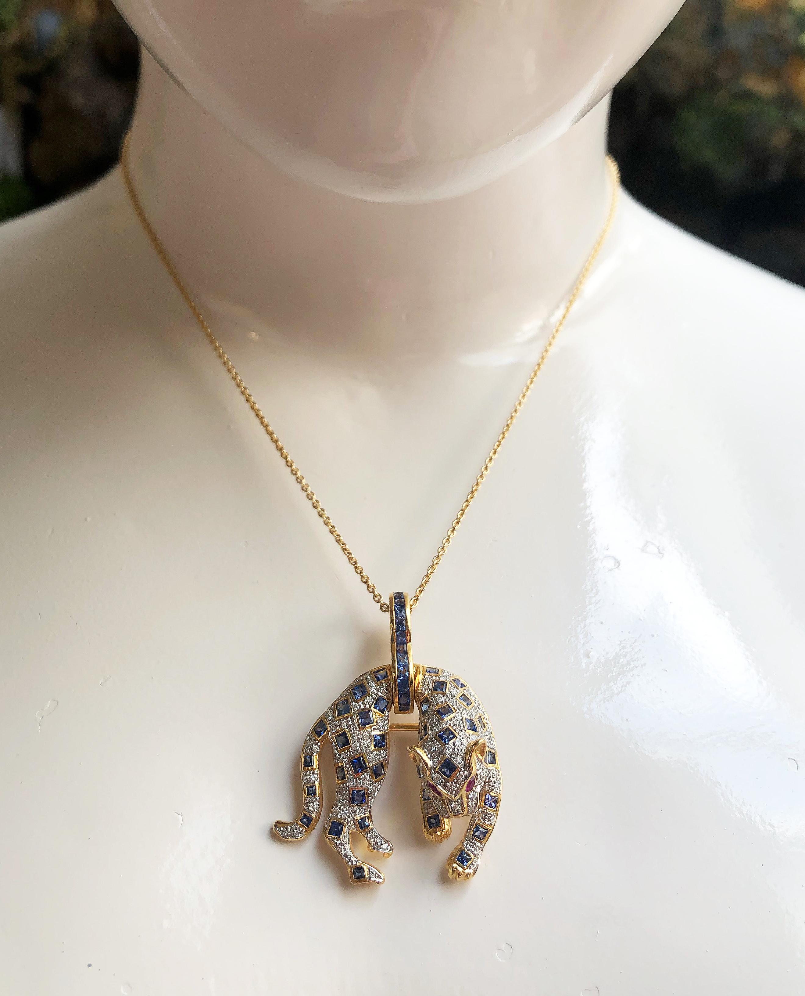 Pantherbrosche/Anhänger aus 18 Karat Gold mit blauem Saphir, Diamant und Rubin (Zeitgenössisch)