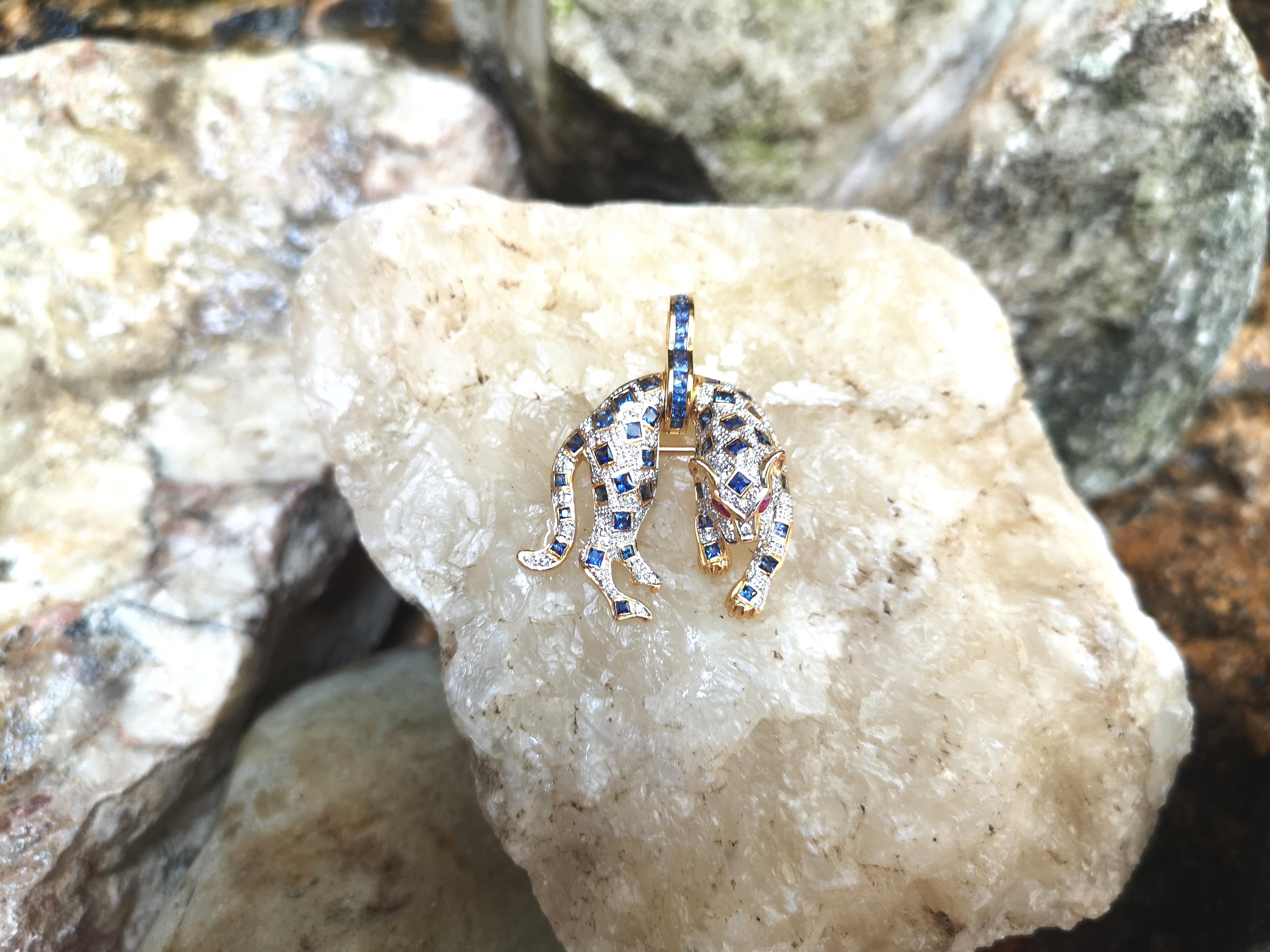 Pantherbrosche/Anhänger aus 18 Karat Gold mit blauem Saphir, Diamant und Rubin für Damen oder Herren