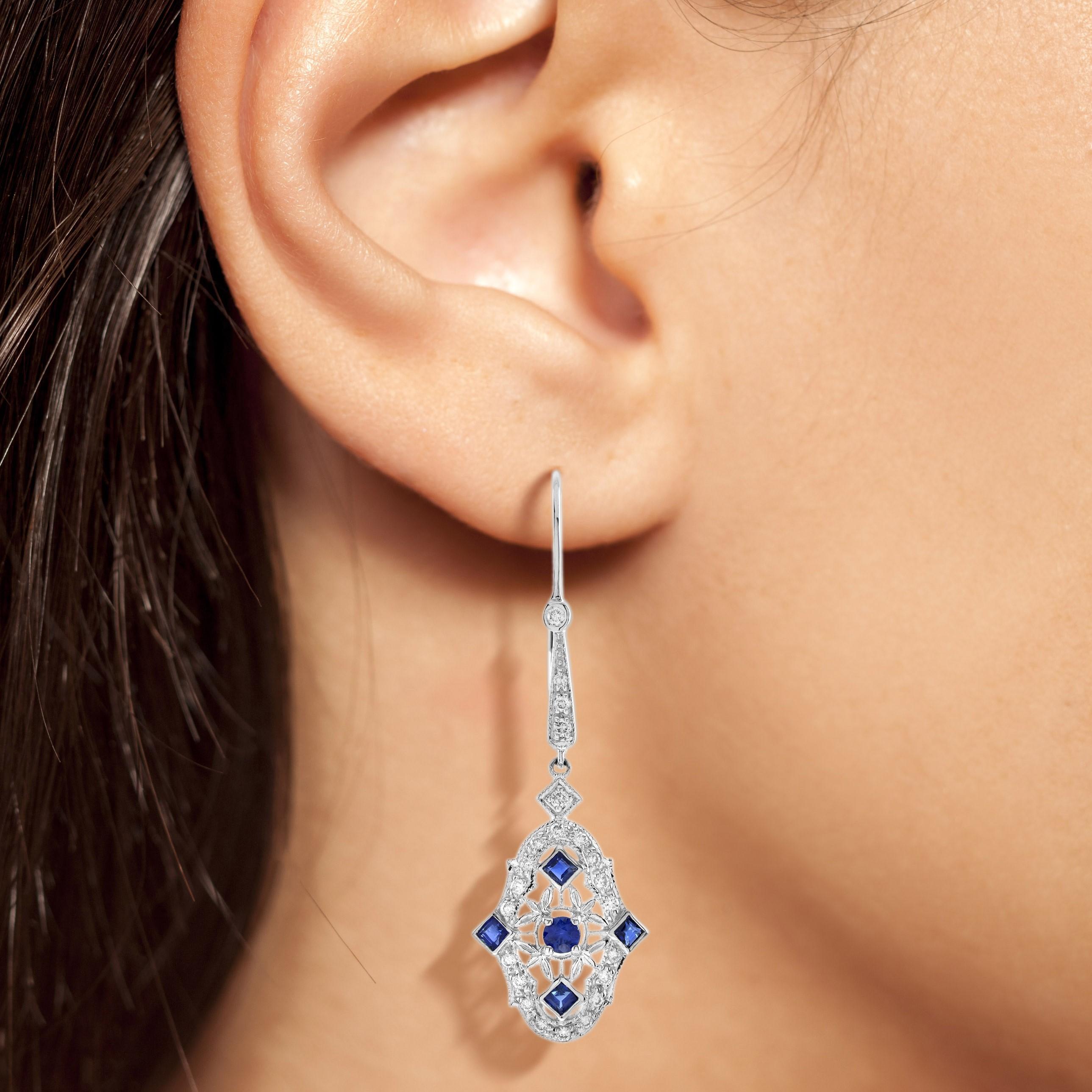 Lo squisito design in filigrana mostra intricati motivi floreali e di foglie, catturando splendidamente l'essenza dell'era Art Deco. Ogni orecchino è caratterizzato da zaffiri blu scintillanti, sapientemente completati da diamanti scintillanti,