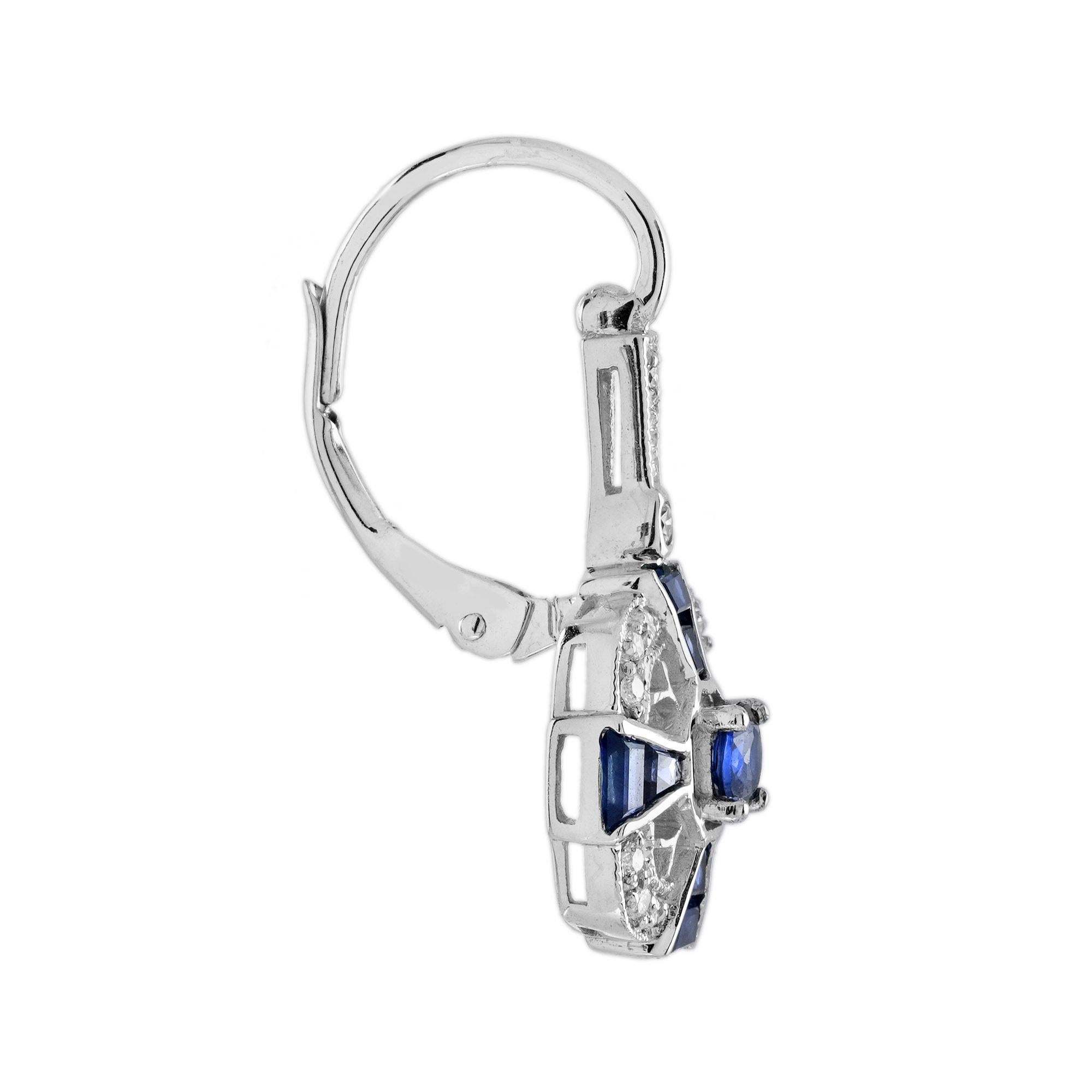 Diese klassischen, filigranen Art Deco-Ohrringe mit Saphiren und Diamanten sind handgefertigt und lassen sich perfekt mit den Stücken Ihrer Schmucksammlung kombinieren. Der Körper jedes Ohrrings weist ein geometrisches Design mit einem runden Saphir