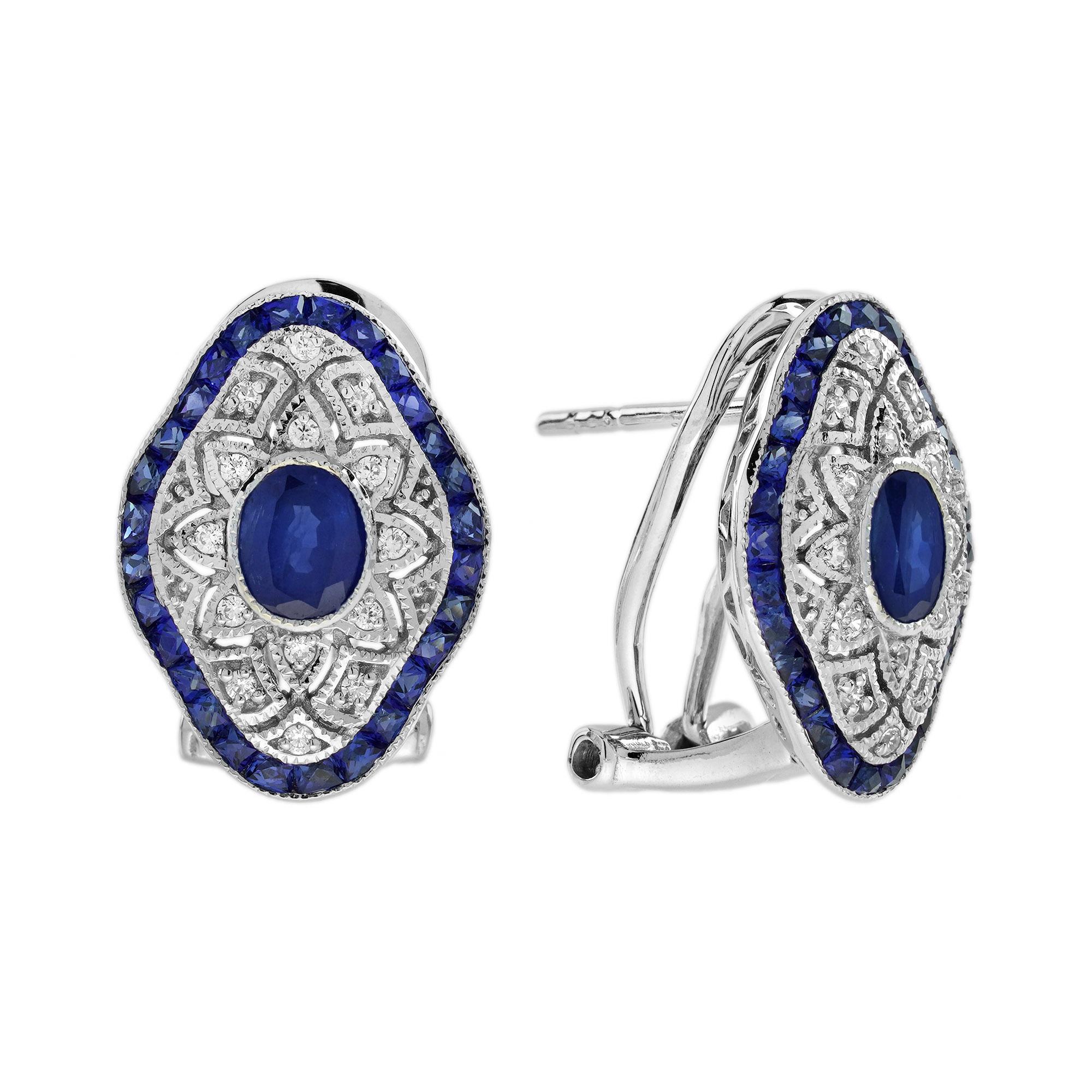 Immergiti nell'eleganza dell'epoca Art Deco con questo splendido anello e orecchini traforati con diamante e zaffiro blu in stile Art Deco, meticolosamente realizzati in lussuoso oro bianco 18 carati. Al centro si trova un affascinante zaffiro blu