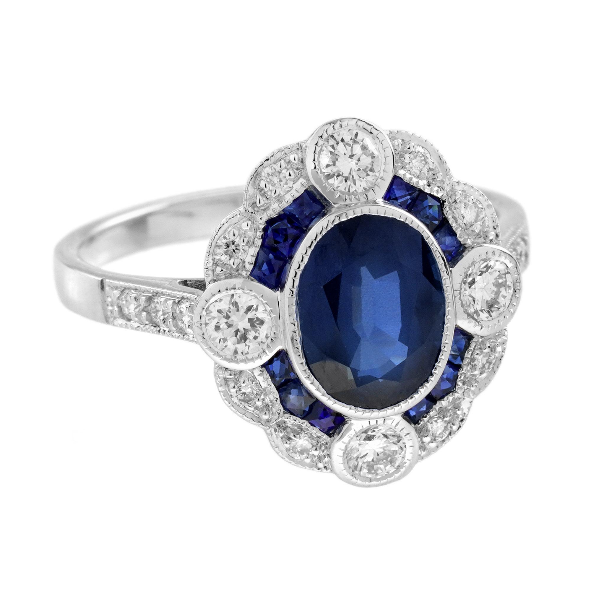 Un saphir bleu ovale au centre, entouré de diamants à gauche, à droite, en bas et en haut. L'anneau est entouré de saphirs de taille française, avec un cadre final de diamants disposés selon un motif floral. L'association de saphirs et de diamants