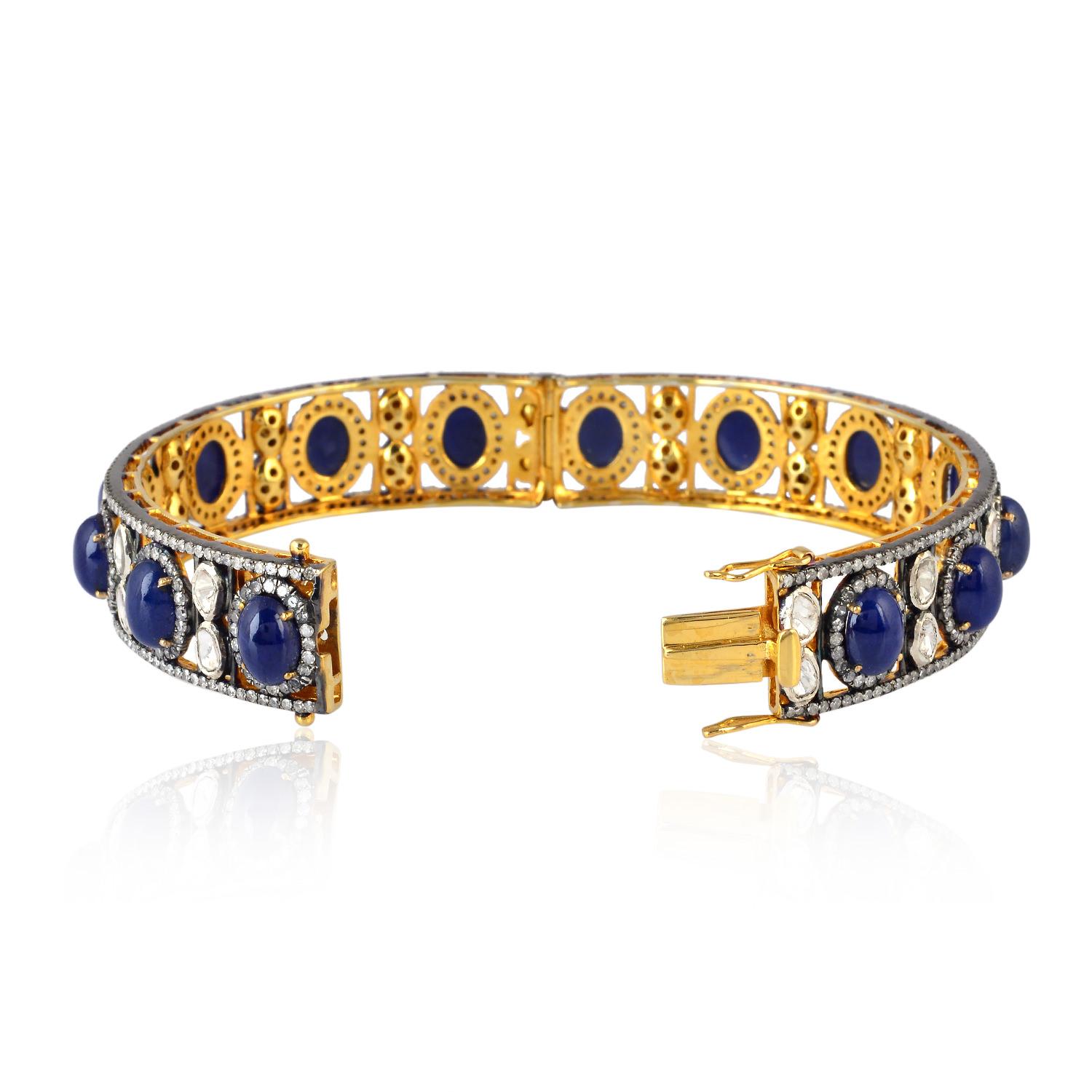 Un superbe bracelet fait à la main en or 18 carats et en argent sterling. Il est serti de 25,2 carats de saphir bleu et de 7,34 carats de diamants étincelants. Fermeture à crochet

SUIVRE  La vitrine de MEGHNA JEWELS pour découvrir la dernière