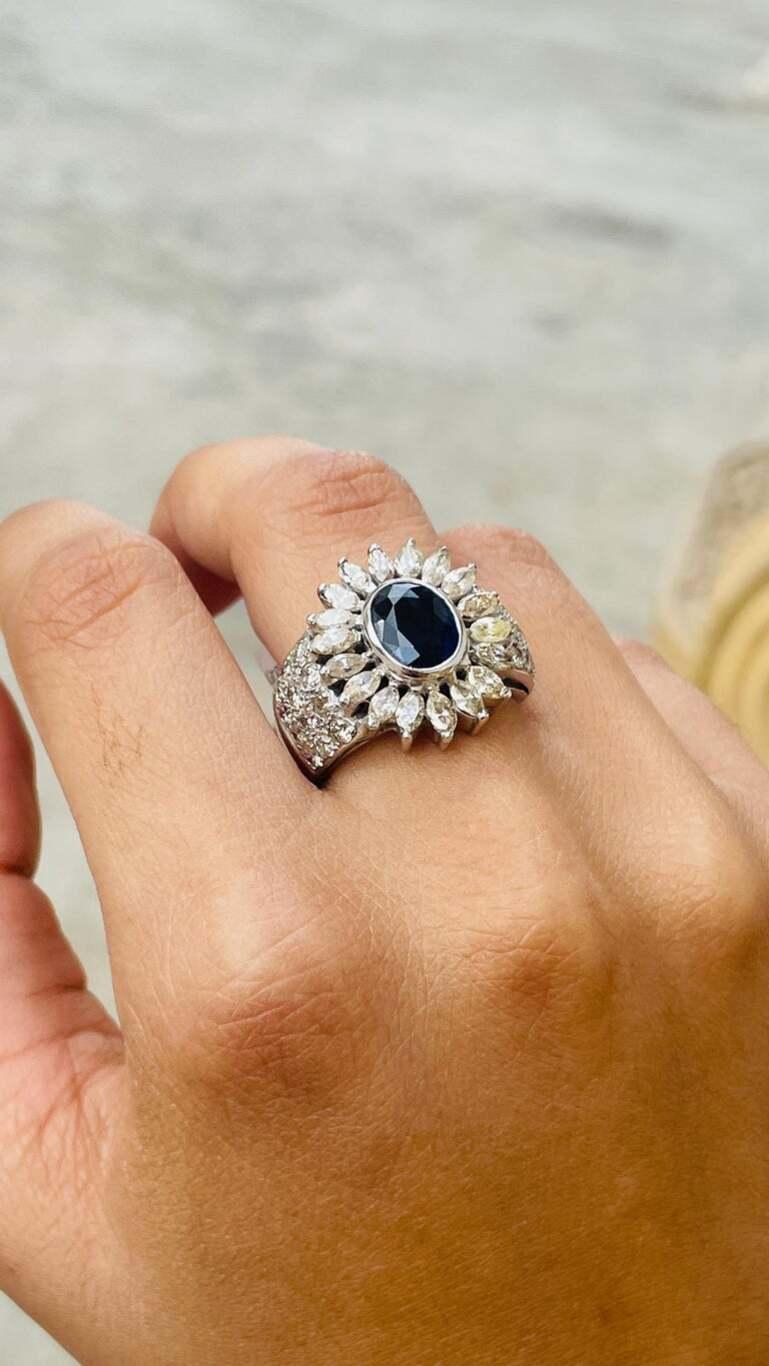 Im Angebot: Großer geblümter Statement-Cocktailring aus 18 Karat massivem Weißgold mit blauem Saphir und Diamant () 10