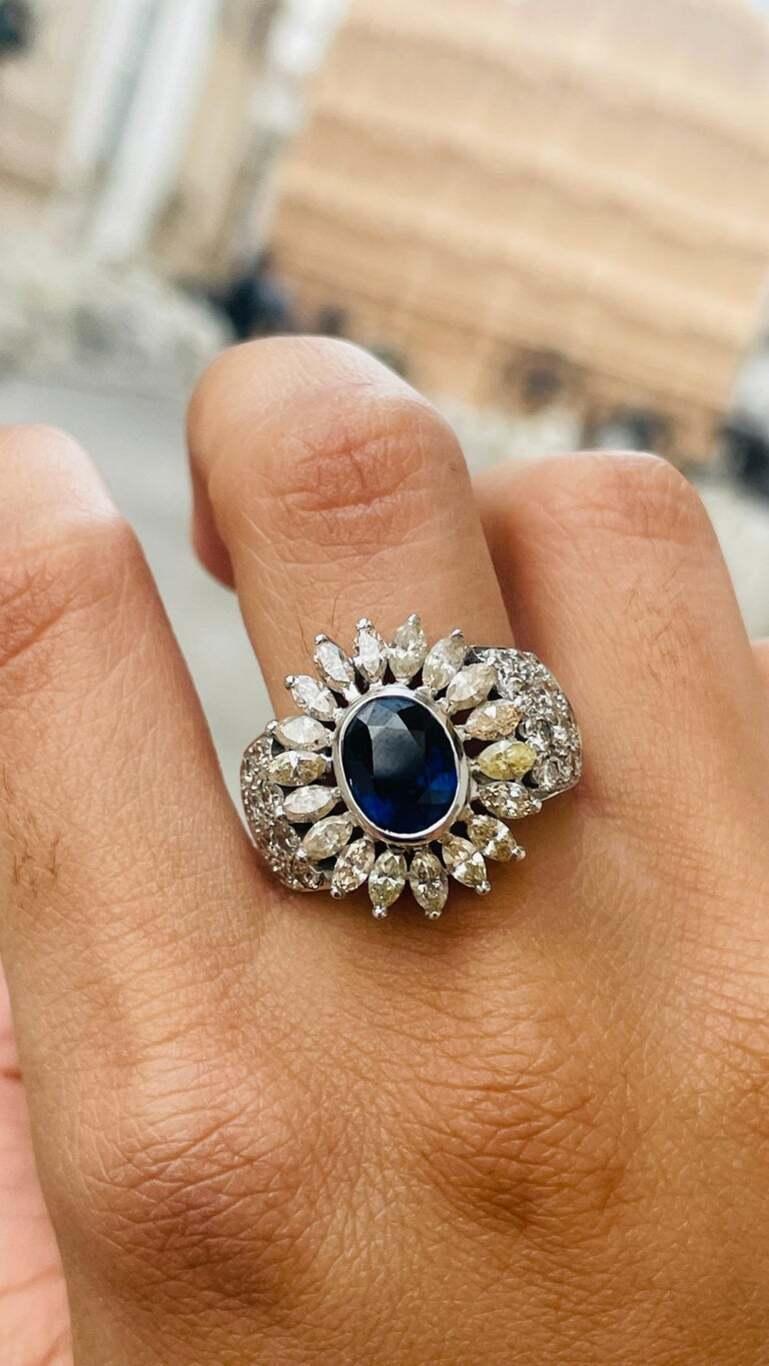 Im Angebot: Großer geblümter Statement-Cocktailring aus 18 Karat massivem Weißgold mit blauem Saphir und Diamant () 11