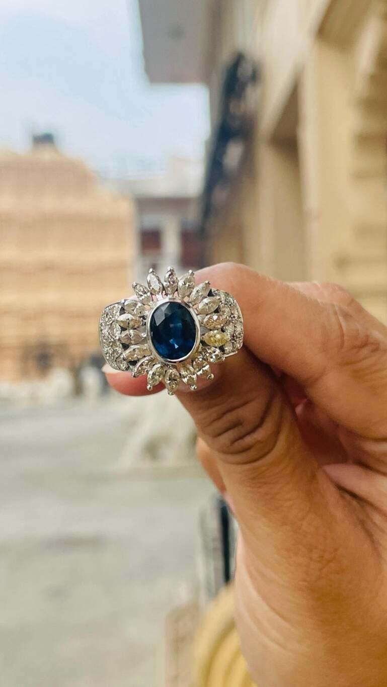 Im Angebot: Großer geblümter Statement-Cocktailring aus 18 Karat massivem Weißgold mit blauem Saphir und Diamant () 12