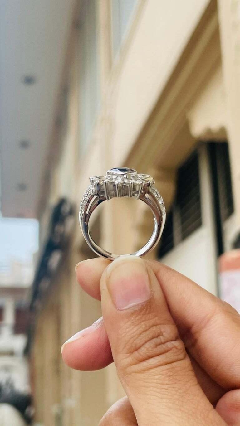 Im Angebot: Großer geblümter Statement-Cocktailring aus 18 Karat massivem Weißgold mit blauem Saphir und Diamant () 13