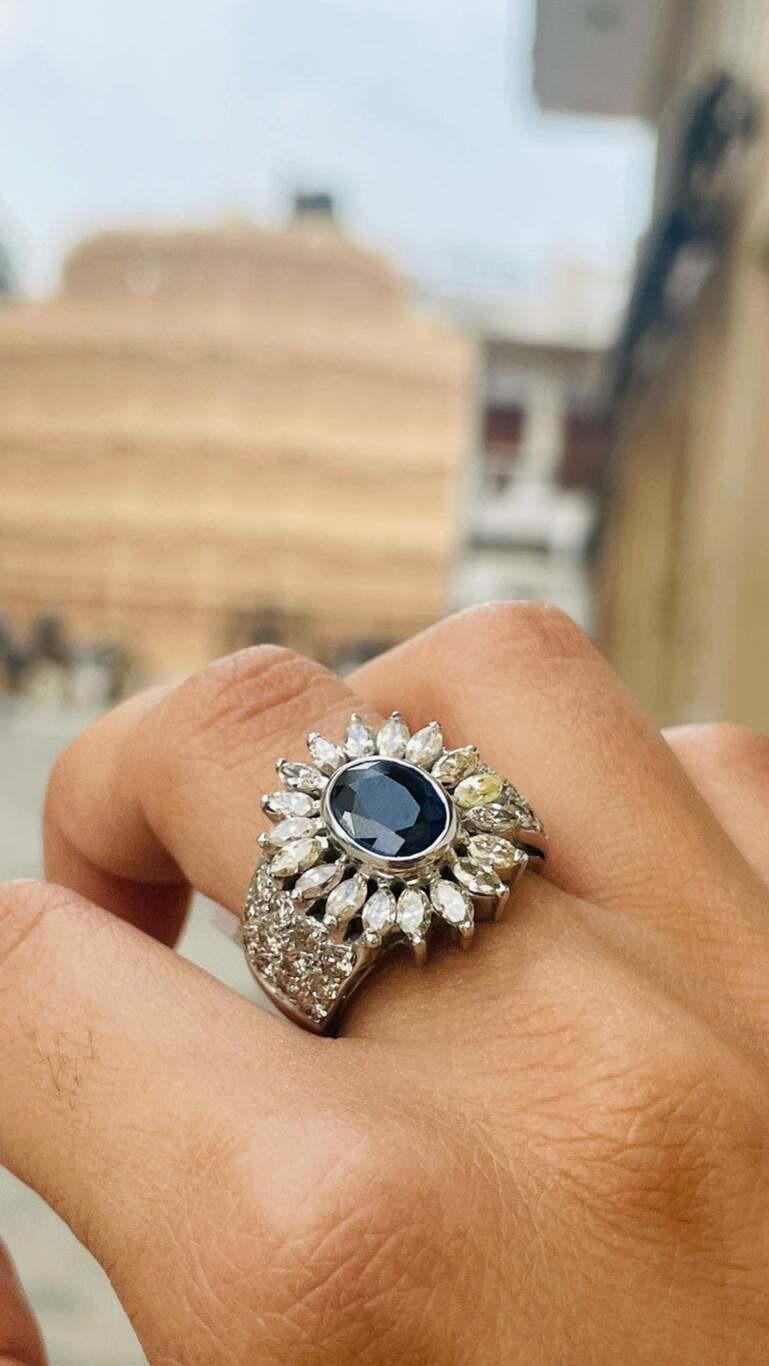 Im Angebot: Großer geblümter Statement-Cocktailring aus 18 Karat massivem Weißgold mit blauem Saphir und Diamant () 2