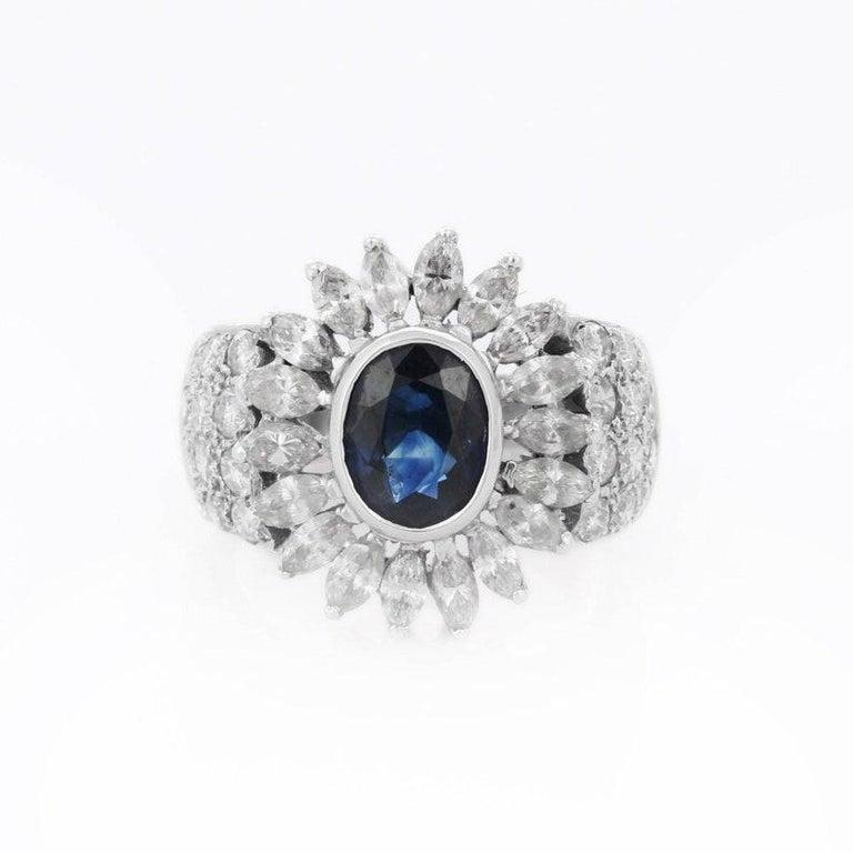 Im Angebot: Großer geblümter Statement-Cocktailring aus 18 Karat massivem Weißgold mit blauem Saphir und Diamant () 3
