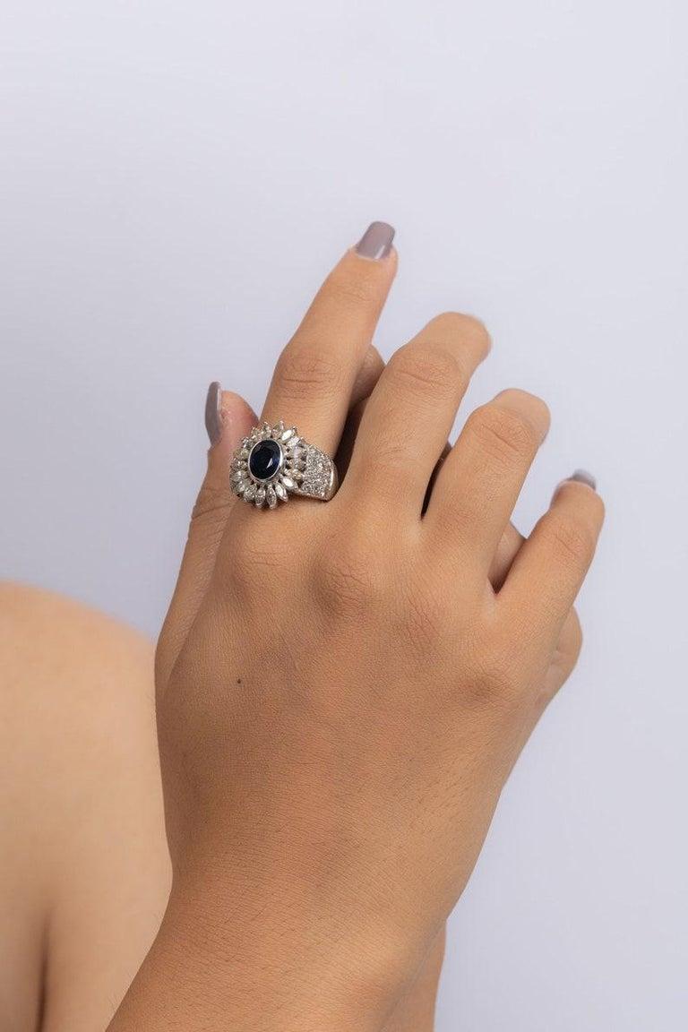 Im Angebot: Großer geblümter Statement-Cocktailring aus 18 Karat massivem Weißgold mit blauem Saphir und Diamant () 4