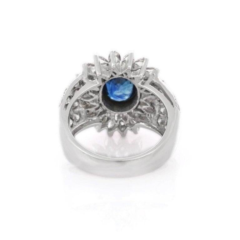 Im Angebot: Großer geblümter Statement-Cocktailring aus 18 Karat massivem Weißgold mit blauem Saphir und Diamant () 5