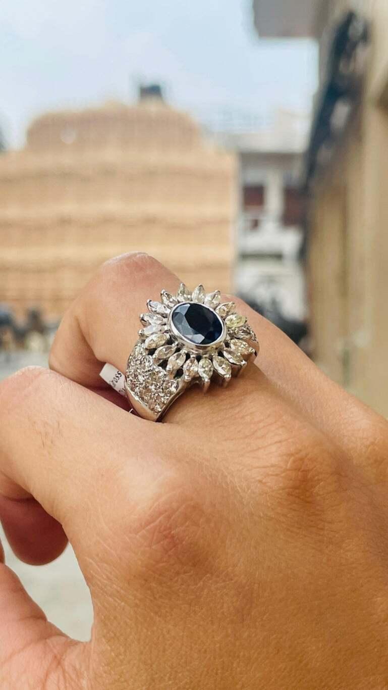 Im Angebot: Großer geblümter Statement-Cocktailring aus 18 Karat massivem Weißgold mit blauem Saphir und Diamant () 8