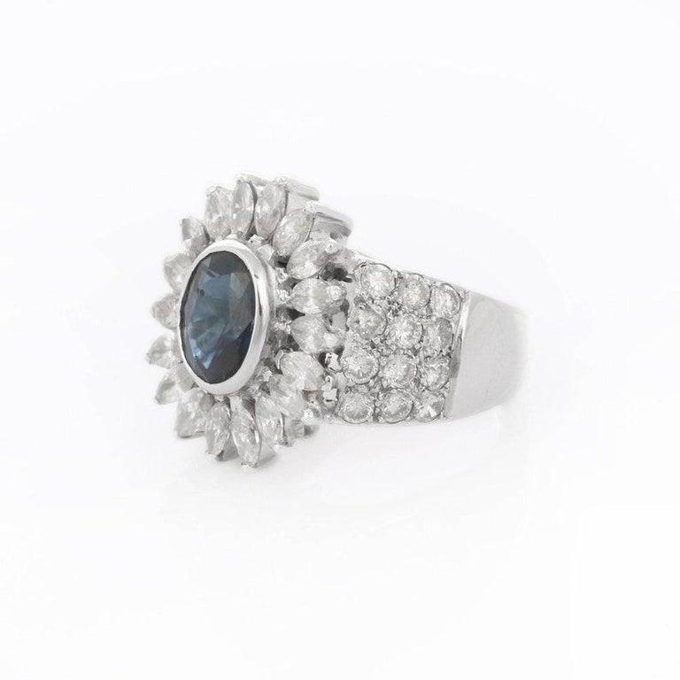 Im Angebot: Großer geblümter Statement-Cocktailring aus 18 Karat massivem Weißgold mit blauem Saphir und Diamant () 9