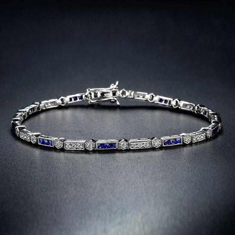 Dieses luxuriöse und farbenfrohe Armband von Aimée ist abwechselnd mit einem dreifachen Saphir im französischen Schliff und runden Diamanten im Brillantschliff besetzt. Das 18-karätige Weißgold verleiht dem klassischen Art-Deco-Stil Sicherheit, und