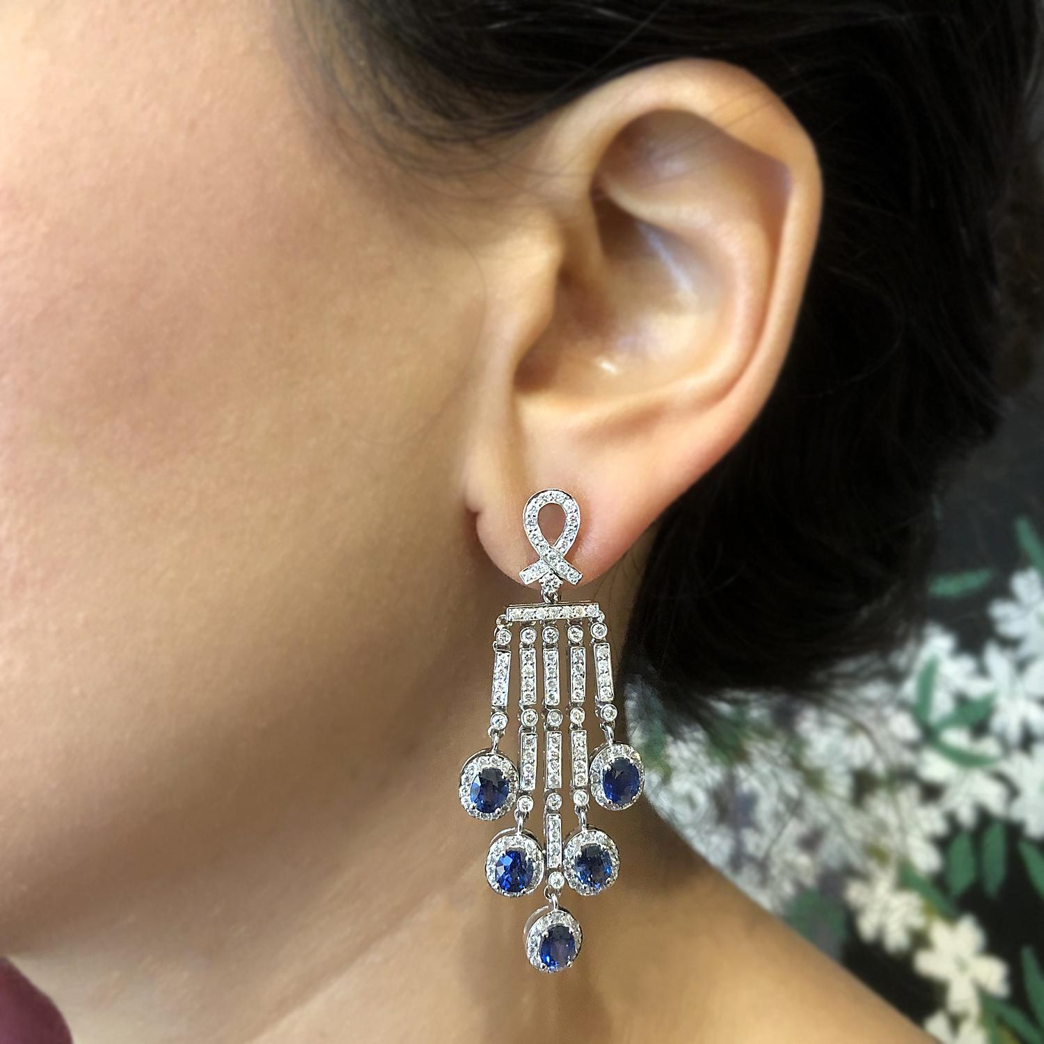 Donna Orecchini a goccia con diamante e zaffiro blu in vendita