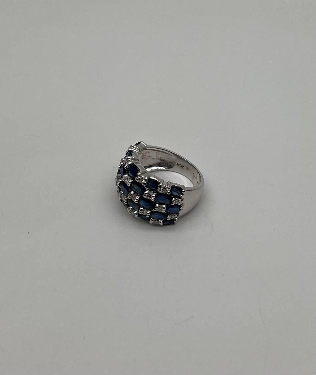 Taglio misto Anello a fascia con zaffiro blu e cluster di diamanti incastonati in oro bianco 14 carati in vendita