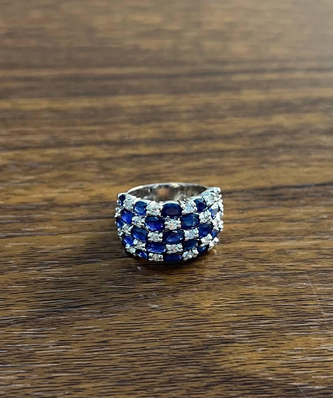 Anello a fascia con zaffiro blu e cluster di diamanti incastonati in oro bianco 14 carati In condizioni Nuovo in vendita a Oakton, VA